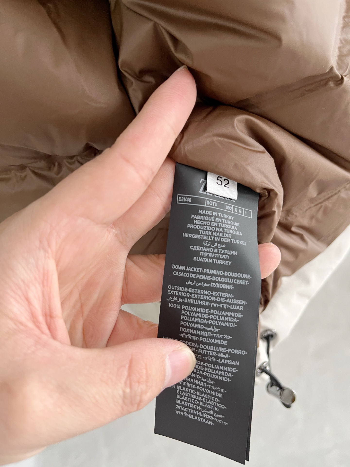 p495
羽-49 Zegna 杰尼亚# 25秋冬时尚立领夹克羽绒
内冲100g-90白鸭绒,轻薄有型,上身不臃肿,颇具意大利典型风格的时装,贸易公司渠道臻品 在面料选取和工艺方面都相当考究,极符合该品牌百年美学基调,低调且奢华,优雅且高贵,每一个细节都在力证品牌自身的高级感,通体将意式的极简、干练和户外功能性风格极致诠释,亦庄亦谐,上身型款十足,集时装感与设计感的一款宝藏级功能型装备,塑造出别具一格的造型单品,改良式的飞行员造型设计,经典又时尚设计,复古减龄又非常时髦!
意大利客供进口面料.质感如婴儿皮肤一样细腻.挺括性优越,颇为优雅且时髦!配色轻熟百搭,版型剪裁干练利落,上身瞬间凸显出精神感,型款十足,轻松驾驭各种身型,商务通勤与户外休闲完美兼备的一款外套,属于实穿性出勤率极高的一款装备!
颜色:黑色 杏色 白色
码数:M L XL 2XL 3XL