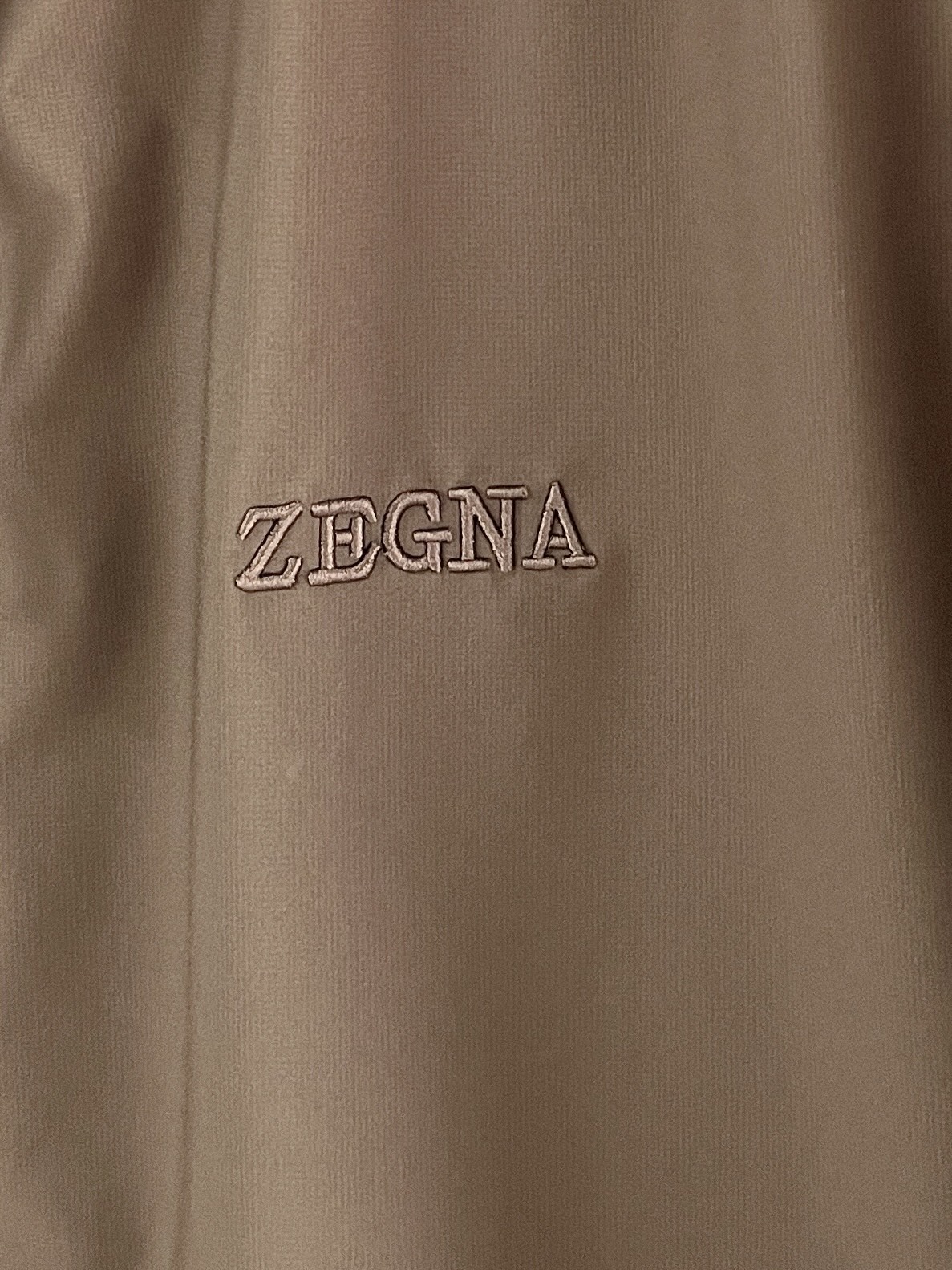 p495
羽-49 Zegna 杰尼亚# 25秋冬时尚立领夹克羽绒
内冲100g-90白鸭绒,轻薄有型,上身不臃肿,颇具意大利典型风格的时装,贸易公司渠道臻品 在面料选取和工艺方面都相当考究,极符合该品牌百年美学基调,低调且奢华,优雅且高贵,每一个细节都在力证品牌自身的高级感,通体将意式的极简、干练和户外功能性风格极致诠释,亦庄亦谐,上身型款十足,集时装感与设计感的一款宝藏级功能型装备,塑造出别具一格的造型单品,改良式的飞行员造型设计,经典又时尚设计,复古减龄又非常时髦!
意大利客供进口面料.质感如婴儿皮肤一样细腻.挺括性优越,颇为优雅且时髦!配色轻熟百搭,版型剪裁干练利落,上身瞬间凸显出精神感,型款十足,轻松驾驭各种身型,商务通勤与户外休闲完美兼备的一款外套,属于实穿性出勤率极高的一款装备!
颜色:黑色 杏色 白色
码数:M L XL 2XL 3XL