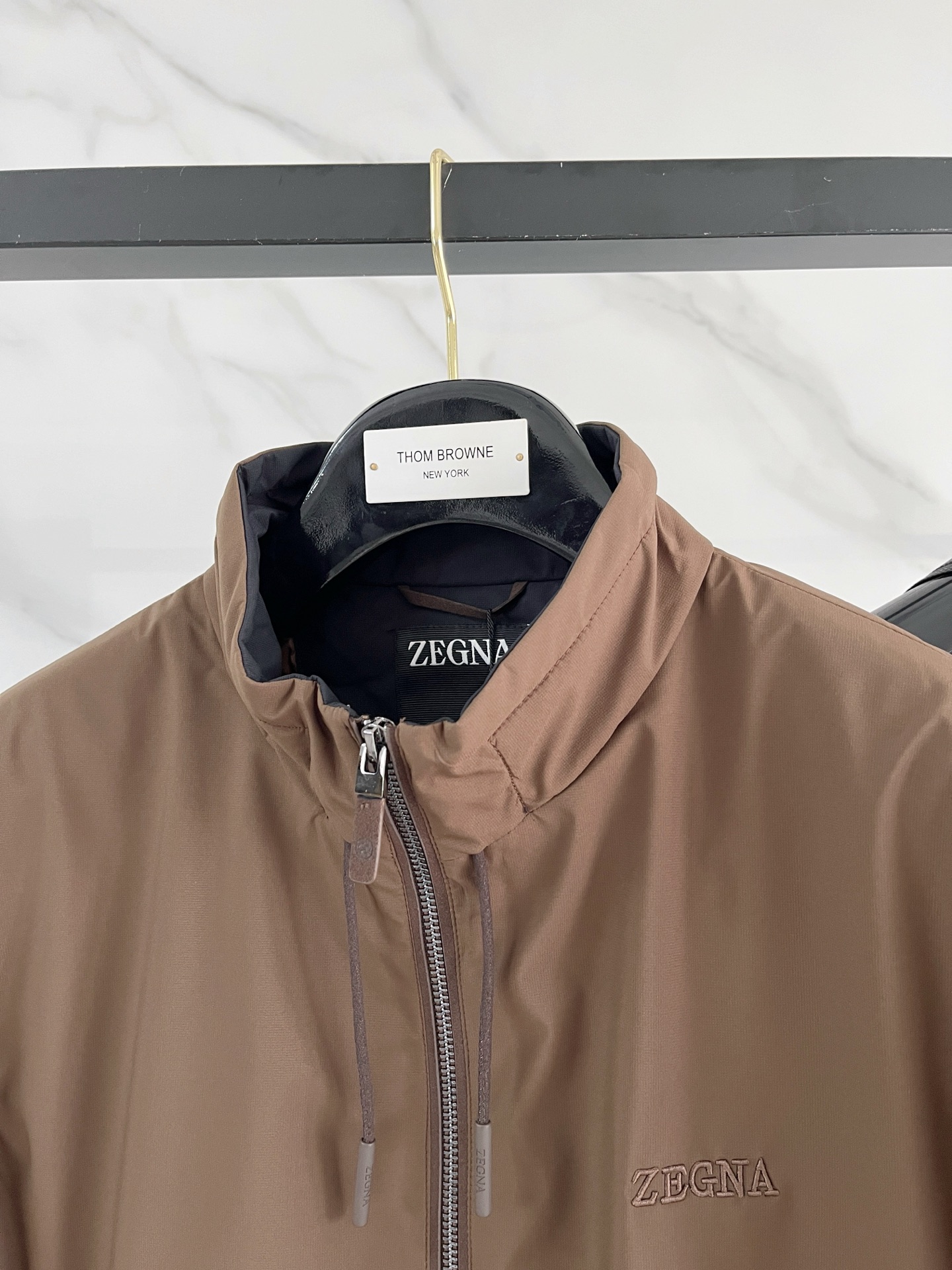 p495
羽-49 Zegna 杰尼亚# 25秋冬时尚立领夹克羽绒
内冲100g-90白鸭绒,轻薄有型,上身不臃肿,颇具意大利典型风格的时装,贸易公司渠道臻品 在面料选取和工艺方面都相当考究,极符合该品牌百年美学基调,低调且奢华,优雅且高贵,每一个细节都在力证品牌自身的高级感,通体将意式的极简、干练和户外功能性风格极致诠释,亦庄亦谐,上身型款十足,集时装感与设计感的一款宝藏级功能型装备,塑造出别具一格的造型单品,改良式的飞行员造型设计,经典又时尚设计,复古减龄又非常时髦!
意大利客供进口面料.质感如婴儿皮肤一样细腻.挺括性优越,颇为优雅且时髦!配色轻熟百搭,版型剪裁干练利落,上身瞬间凸显出精神感,型款十足,轻松驾驭各种身型,商务通勤与户外休闲完美兼备的一款外套,属于实穿性出勤率极高的一款装备!
颜色:黑色 杏色 白色
码数:M L XL 2XL 3XL