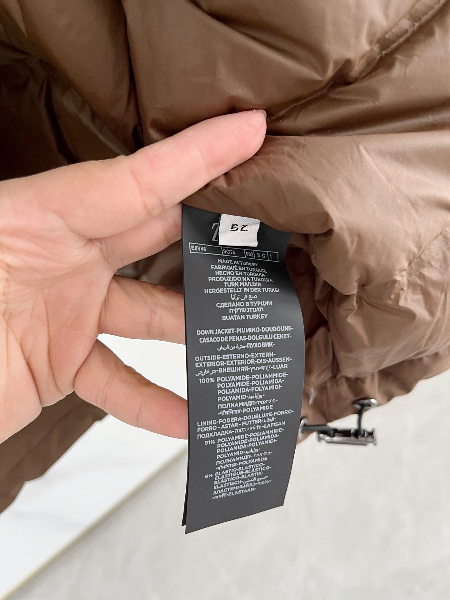 p495
羽-49 Zegna 杰尼亚# 25秋冬时尚立领夹克羽绒
内冲100g-90白鸭绒,轻薄有型,上身不臃肿,颇具意大利典型风格的时装,贸易公司渠道臻品 在面料选取和工艺方面都相当考究,极符合该品牌百年美学基调,低调且奢华,优雅且高贵,每一个细节都在力证品牌自身的高级感,通体将意式的极简、干练和户外功能性风格极致诠释,亦庄亦谐,上身型款十足,集时装感与设计感的一款宝藏级功能型装备,塑造出别具一格的造型单品,改良式的飞行员造型设计,经典又时尚设计,复古减龄又非常时髦!
意大利客供进口面料.质感如婴儿皮肤一样细腻.挺括性优越,颇为优雅且时髦!配色轻熟百搭,版型剪裁干练利落,上身瞬间凸显出精神感,型款十足,轻松驾驭各种身型,商务通勤与户外休闲完美兼备的一款外套,属于实穿性出勤率极高的一款装备!
颜色:黑色 杏色 白色
码数:M L XL 2XL 3XL