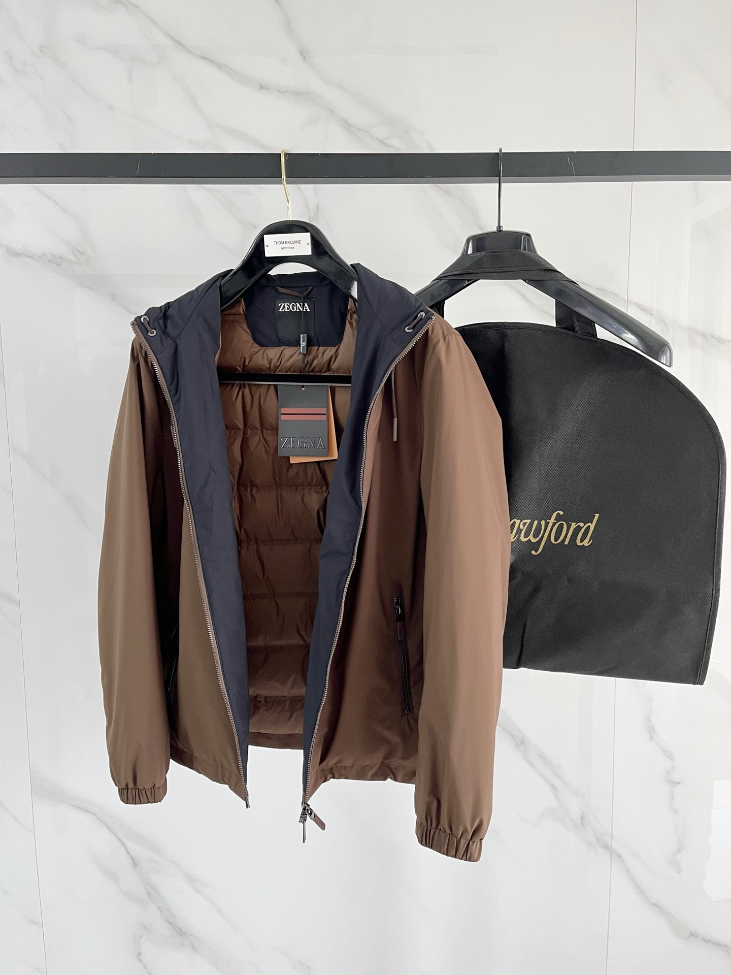 p495
羽-49 Zegna 杰尼亚# 25秋冬时尚立领夹克羽绒
内冲100g-90白鸭绒,轻薄有型,上身不臃肿,颇具意大利典型风格的时装,贸易公司渠道臻品 在面料选取和工艺方面都相当考究,极符合该品牌百年美学基调,低调且奢华,优雅且高贵,每一个细节都在力证品牌自身的高级感,通体将意式的极简、干练和户外功能性风格极致诠释,亦庄亦谐,上身型款十足,集时装感与设计感的一款宝藏级功能型装备,塑造出别具一格的造型单品,改良式的飞行员造型设计,经典又时尚设计,复古减龄又非常时髦!
意大利客供进口面料.质感如婴儿皮肤一样细腻.挺括性优越,颇为优雅且时髦!配色轻熟百搭,版型剪裁干练利落,上身瞬间凸显出精神感,型款十足,轻松驾驭各种身型,商务通勤与户外休闲完美兼备的一款外套,属于实穿性出勤率极高的一款装备!
颜色:黑色 杏色 白色
码数:M L XL 2XL 3XL