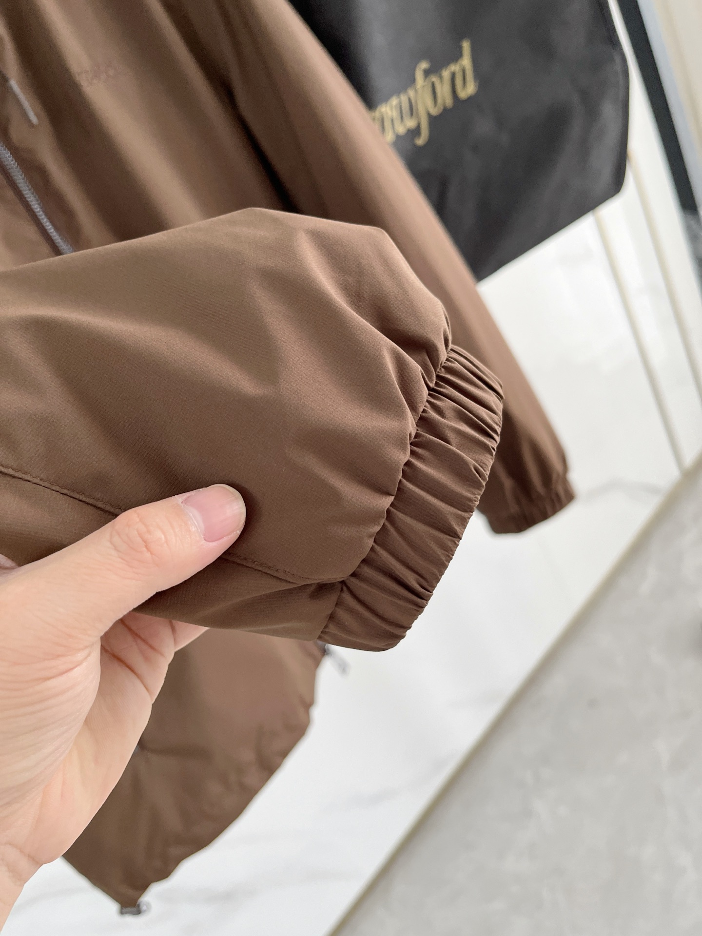 p495
羽-49 Zegna 杰尼亚# 25秋冬时尚立领夹克羽绒
内冲100g-90白鸭绒,轻薄有型,上身不臃肿,颇具意大利典型风格的时装,贸易公司渠道臻品 在面料选取和工艺方面都相当考究,极符合该品牌百年美学基调,低调且奢华,优雅且高贵,每一个细节都在力证品牌自身的高级感,通体将意式的极简、干练和户外功能性风格极致诠释,亦庄亦谐,上身型款十足,集时装感与设计感的一款宝藏级功能型装备,塑造出别具一格的造型单品,改良式的飞行员造型设计,经典又时尚设计,复古减龄又非常时髦!
意大利客供进口面料.质感如婴儿皮肤一样细腻.挺括性优越,颇为优雅且时髦!配色轻熟百搭,版型剪裁干练利落,上身瞬间凸显出精神感,型款十足,轻松驾驭各种身型,商务通勤与户外休闲完美兼备的一款外套,属于实穿性出勤率极高的一款装备!
颜色:黑色 杏色 白色
码数:M L XL 2XL 3XL