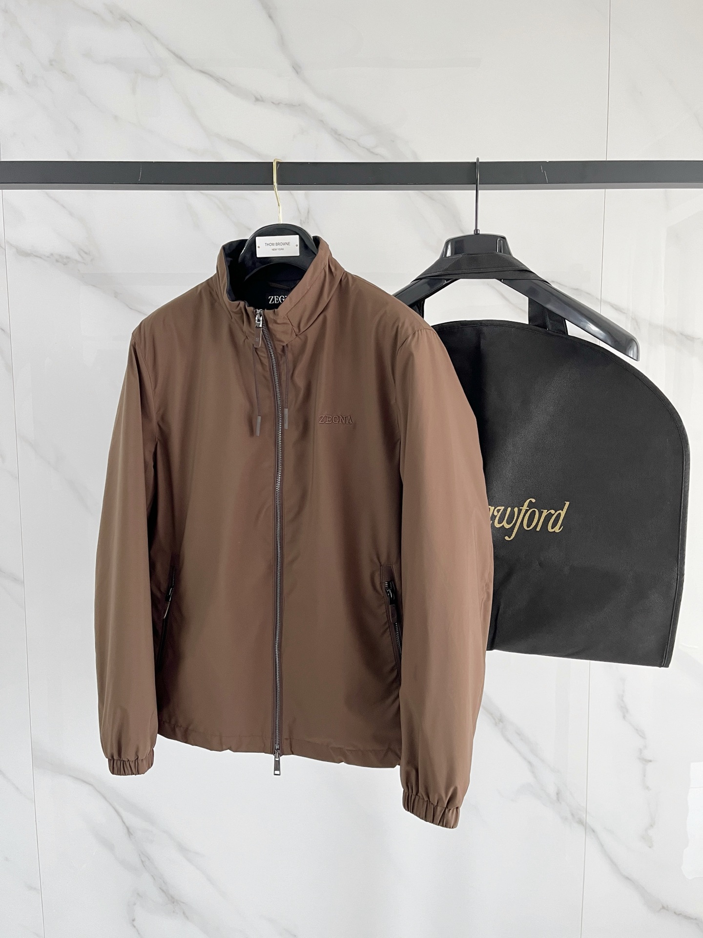 p495
羽-49 Zegna 杰尼亚# 25秋冬时尚立领夹克羽绒
内冲100g-90白鸭绒,轻薄有型,上身不臃肿,颇具意大利典型风格的时装,贸易公司渠道臻品 在面料选取和工艺方面都相当考究,极符合该品牌百年美学基调,低调且奢华,优雅且高贵,每一个细节都在力证品牌自身的高级感,通体将意式的极简、干练和户外功能性风格极致诠释,亦庄亦谐,上身型款十足,集时装感与设计感的一款宝藏级功能型装备,塑造出别具一格的造型单品,改良式的飞行员造型设计,经典又时尚设计,复古减龄又非常时髦!
意大利客供进口面料.质感如婴儿皮肤一样细腻.挺括性优越,颇为优雅且时髦!配色轻熟百搭,版型剪裁干练利落,上身瞬间凸显出精神感,型款十足,轻松驾驭各种身型,商务通勤与户外休闲完美兼备的一款外套,属于实穿性出勤率极高的一款装备!
颜色:黑色 杏色 白色
码数:M L XL 2XL 3XL