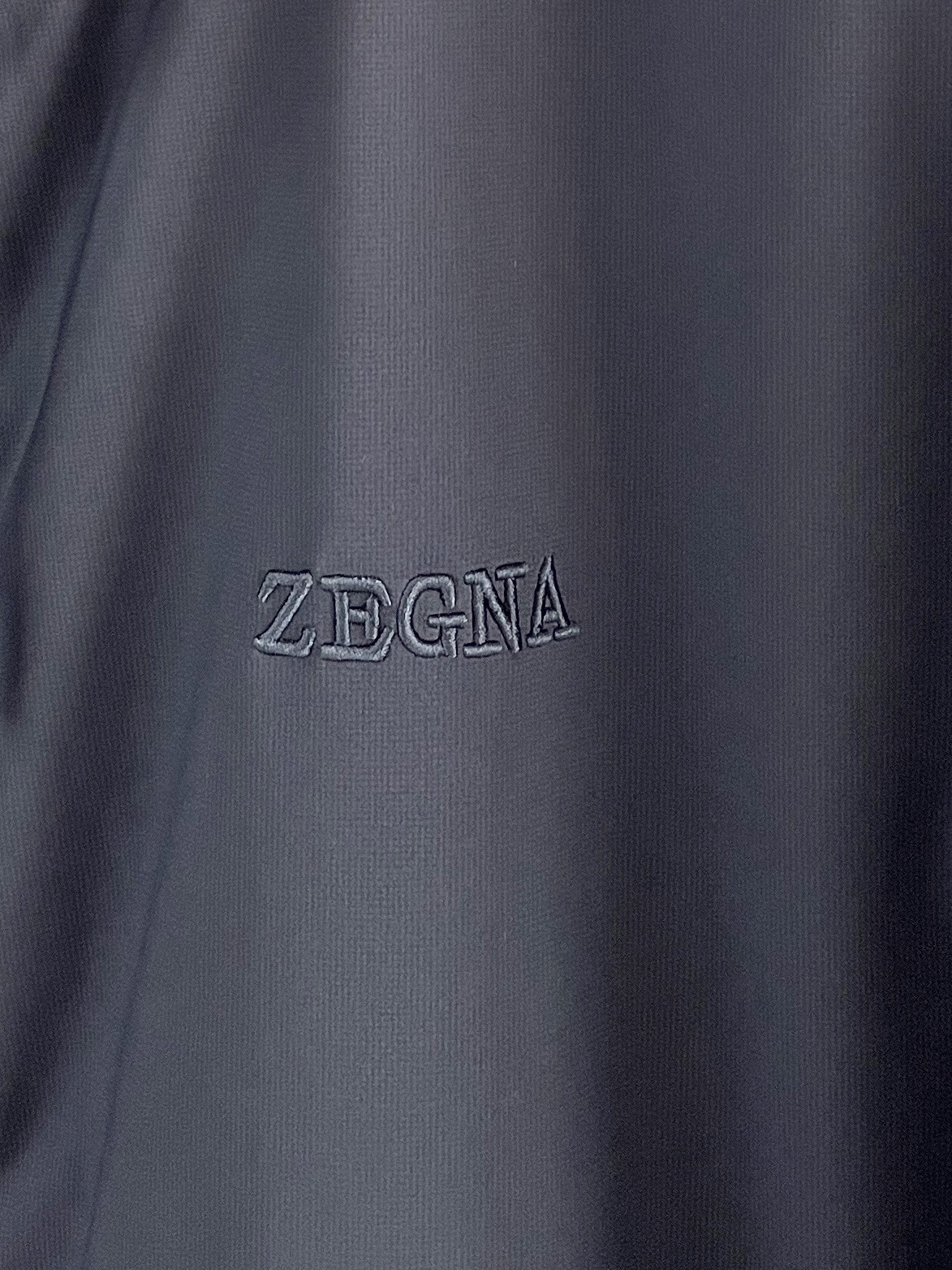 p495
羽-49 Zegna 杰尼亚# 25秋冬时尚立领夹克羽绒
内冲100g-90白鸭绒,轻薄有型,上身不臃肿,颇具意大利典型风格的时装,贸易公司渠道臻品 在面料选取和工艺方面都相当考究,极符合该品牌百年美学基调,低调且奢华,优雅且高贵,每一个细节都在力证品牌自身的高级感,通体将意式的极简、干练和户外功能性风格极致诠释,亦庄亦谐,上身型款十足,集时装感与设计感的一款宝藏级功能型装备,塑造出别具一格的造型单品,改良式的飞行员造型设计,经典又时尚设计,复古减龄又非常时髦!
意大利客供进口面料.质感如婴儿皮肤一样细腻.挺括性优越,颇为优雅且时髦!配色轻熟百搭,版型剪裁干练利落,上身瞬间凸显出精神感,型款十足,轻松驾驭各种身型,商务通勤与户外休闲完美兼备的一款外套,属于实穿性出勤率极高的一款装备!
颜色:黑色 杏色 白色
码数:M L XL 2XL 3XL