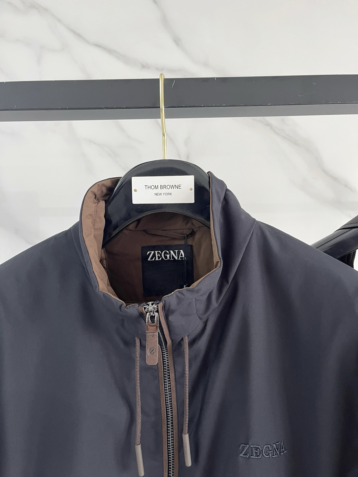 p495
羽-49 Zegna 杰尼亚# 25秋冬时尚立领夹克羽绒
内冲100g-90白鸭绒,轻薄有型,上身不臃肿,颇具意大利典型风格的时装,贸易公司渠道臻品 在面料选取和工艺方面都相当考究,极符合该品牌百年美学基调,低调且奢华,优雅且高贵,每一个细节都在力证品牌自身的高级感,通体将意式的极简、干练和户外功能性风格极致诠释,亦庄亦谐,上身型款十足,集时装感与设计感的一款宝藏级功能型装备,塑造出别具一格的造型单品,改良式的飞行员造型设计,经典又时尚设计,复古减龄又非常时髦!
意大利客供进口面料.质感如婴儿皮肤一样细腻.挺括性优越,颇为优雅且时髦!配色轻熟百搭,版型剪裁干练利落,上身瞬间凸显出精神感,型款十足,轻松驾驭各种身型,商务通勤与户外休闲完美兼备的一款外套,属于实穿性出勤率极高的一款装备!
颜色:黑色 杏色 白色
码数:M L XL 2XL 3XL