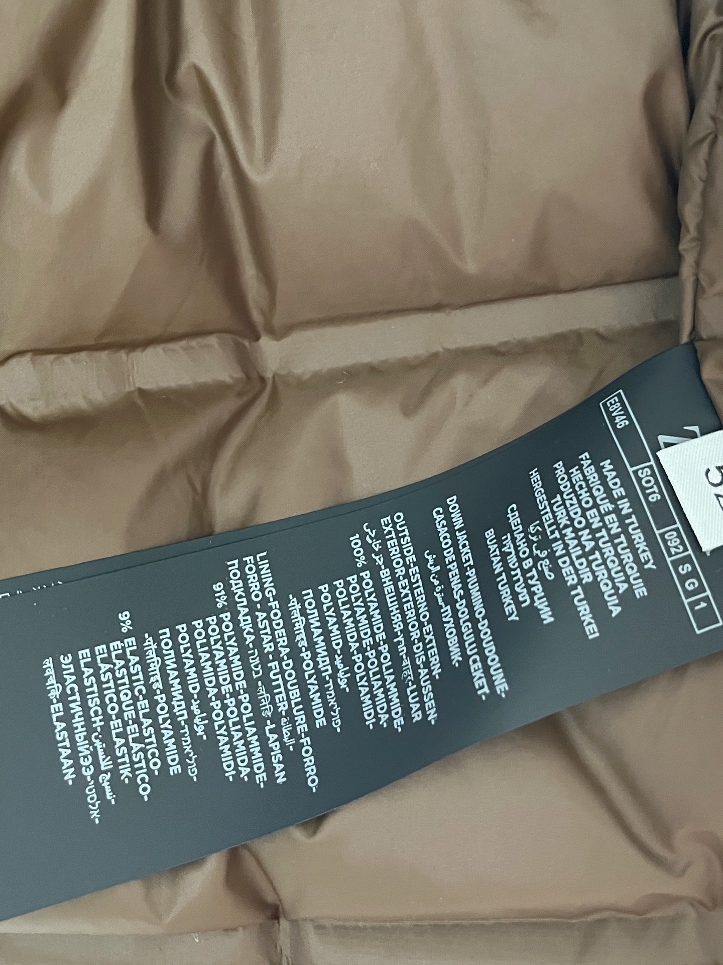 p495
羽-49 Zegna 杰尼亚# 25秋冬时尚立领夹克羽绒
内冲100g-90白鸭绒,轻薄有型,上身不臃肿,颇具意大利典型风格的时装,贸易公司渠道臻品 在面料选取和工艺方面都相当考究,极符合该品牌百年美学基调,低调且奢华,优雅且高贵,每一个细节都在力证品牌自身的高级感,通体将意式的极简、干练和户外功能性风格极致诠释,亦庄亦谐,上身型款十足,集时装感与设计感的一款宝藏级功能型装备,塑造出别具一格的造型单品,改良式的飞行员造型设计,经典又时尚设计,复古减龄又非常时髦!
意大利客供进口面料.质感如婴儿皮肤一样细腻.挺括性优越,颇为优雅且时髦!配色轻熟百搭,版型剪裁干练利落,上身瞬间凸显出精神感,型款十足,轻松驾驭各种身型,商务通勤与户外休闲完美兼备的一款外套,属于实穿性出勤率极高的一款装备!
颜色:黑色 杏色 白色
码数:M L XL 2XL 3XL