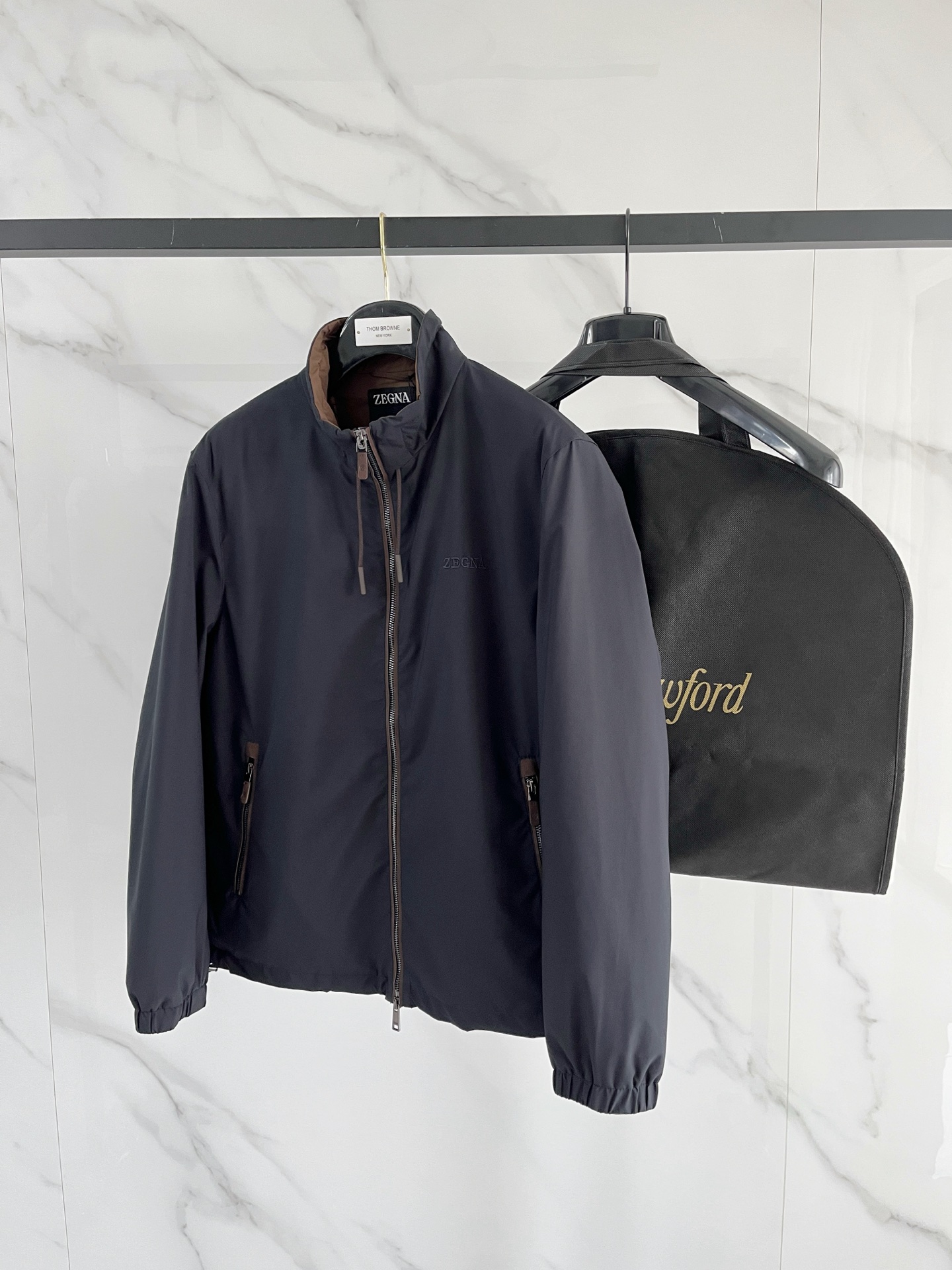 p495
羽-49 Zegna 杰尼亚# 25秋冬时尚立领夹克羽绒
内冲100g-90白鸭绒,轻薄有型,上身不臃肿,颇具意大利典型风格的时装,贸易公司渠道臻品 在面料选取和工艺方面都相当考究,极符合该品牌百年美学基调,低调且奢华,优雅且高贵,每一个细节都在力证品牌自身的高级感,通体将意式的极简、干练和户外功能性风格极致诠释,亦庄亦谐,上身型款十足,集时装感与设计感的一款宝藏级功能型装备,塑造出别具一格的造型单品,改良式的飞行员造型设计,经典又时尚设计,复古减龄又非常时髦!
意大利客供进口面料.质感如婴儿皮肤一样细腻.挺括性优越,颇为优雅且时髦!配色轻熟百搭,版型剪裁干练利落,上身瞬间凸显出精神感,型款十足,轻松驾驭各种身型,商务通勤与户外休闲完美兼备的一款外套,属于实穿性出勤率极高的一款装备!
颜色:黑色 杏色 白色
码数:M L XL 2XL 3XL