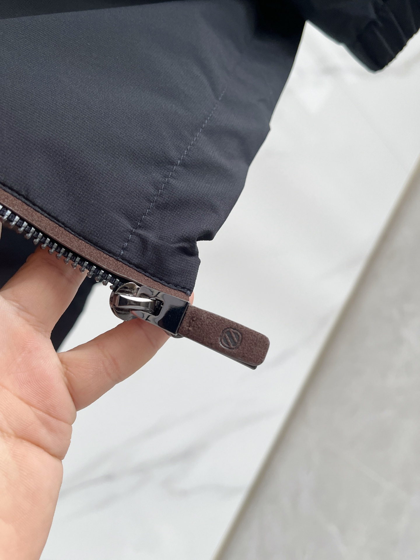 p495
羽-49 Zegna 杰尼亚# 25秋冬时尚立领夹克羽绒
内冲100g-90白鸭绒,轻薄有型,上身不臃肿,颇具意大利典型风格的时装,贸易公司渠道臻品 在面料选取和工艺方面都相当考究,极符合该品牌百年美学基调,低调且奢华,优雅且高贵,每一个细节都在力证品牌自身的高级感,通体将意式的极简、干练和户外功能性风格极致诠释,亦庄亦谐,上身型款十足,集时装感与设计感的一款宝藏级功能型装备,塑造出别具一格的造型单品,改良式的飞行员造型设计,经典又时尚设计,复古减龄又非常时髦!
意大利客供进口面料.质感如婴儿皮肤一样细腻.挺括性优越,颇为优雅且时髦!配色轻熟百搭,版型剪裁干练利落,上身瞬间凸显出精神感,型款十足,轻松驾驭各种身型,商务通勤与户外休闲完美兼备的一款外套,属于实穿性出勤率极高的一款装备!
颜色:黑色 杏色 白色
码数:M L XL 2XL 3XL