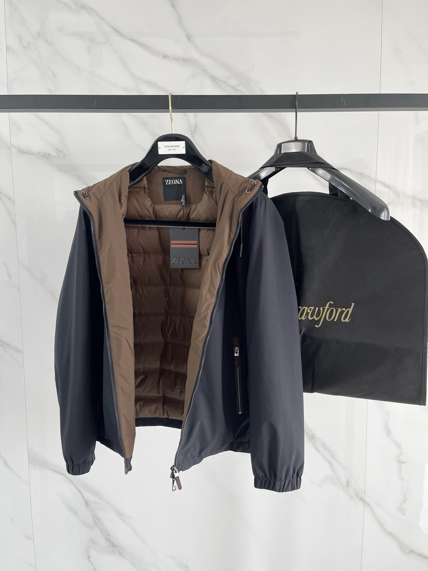 p495
羽-49 Zegna 杰尼亚# 25秋冬时尚立领夹克羽绒
内冲100g-90白鸭绒,轻薄有型,上身不臃肿,颇具意大利典型风格的时装,贸易公司渠道臻品 在面料选取和工艺方面都相当考究,极符合该品牌百年美学基调,低调且奢华,优雅且高贵,每一个细节都在力证品牌自身的高级感,通体将意式的极简、干练和户外功能性风格极致诠释,亦庄亦谐,上身型款十足,集时装感与设计感的一款宝藏级功能型装备,塑造出别具一格的造型单品,改良式的飞行员造型设计,经典又时尚设计,复古减龄又非常时髦!
意大利客供进口面料.质感如婴儿皮肤一样细腻.挺括性优越,颇为优雅且时髦!配色轻熟百搭,版型剪裁干练利落,上身瞬间凸显出精神感,型款十足,轻松驾驭各种身型,商务通勤与户外休闲完美兼备的一款外套,属于实穿性出勤率极高的一款装备!
颜色:黑色 杏色 白色
码数:M L XL 2XL 3XL