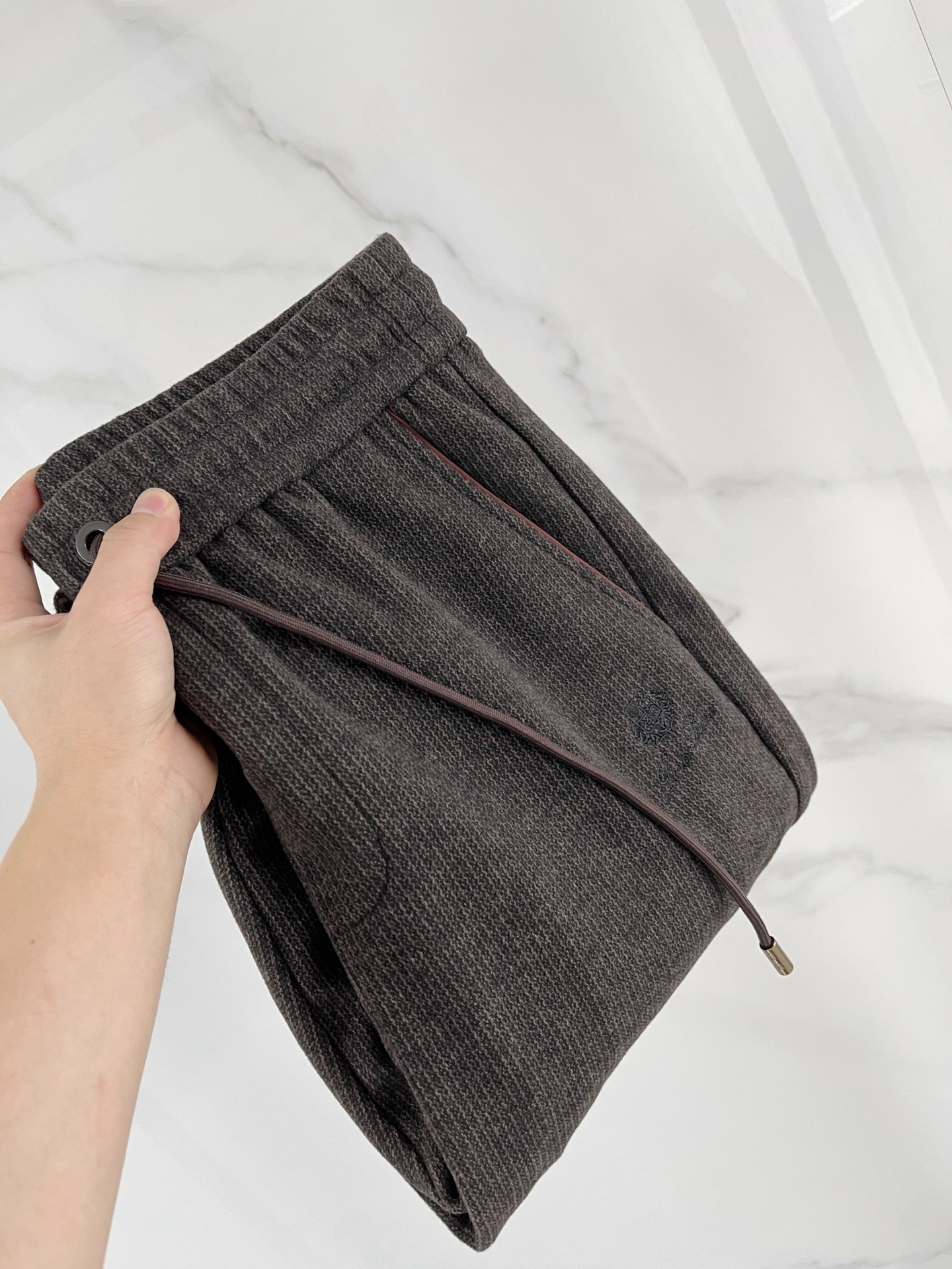 NO:594796,Loro Piana 25 autumn and winter fashionable old money style wool trousers. Relaxed and luxurious custom-woven sheep wool + mulberry silk + hollow polyester + acrylic + spandex five-in-one texture, silky and drapey elastic waist, paired with crisp and loose three-dimensional cut-out men's knitted trousers. In men's fashion landscape, a pair of trousers that combine comfort and texture and can perfectly adapt to various scenes is indispensable!  Made of high-end ingredients and textured fabrics, these knitted trousers redefine the fashion and comfort of men's trousers with their unique materials and ingenious design!  !  Easy company channels are rare, and they are released simultaneously. It is really an indispensable product!  !  Customized by customer 56.2 polyester 25.7 acrylic 13.8 nylon 2.2 sheep wool 2.1  Made of mulberry silk, an ultra-comfortable high-tech textured fabric is produced. After special processing, the comfort and softness are maximized. The excellent stiffness and wear resistance allow the trousers to maintain a neat fit for a long time, without fear of daily wear and wrinkles. The soft and warm touch and excellent warmth retention provide warmth and care to the legs.  Its high color fastness also makes the color of the trousers last and bright. The strength and toughness of the fabric are also very good. With good moisture absorption and perspiration performance, the trousers are kept dry and comfortable. The delicate fibers of sheep wool add luxurious texture and warmth, while mulberry silk gives the trousers a silky smooth touch and low-key luster, creating a high-end wearing experience overall!  Color dark gray brown apricot size M L XL 2XL 3XL,,loro piana,alexander wang19860909Loro Piana 诺悠翩雅 25秋冬时尚老钱风羊毛裤 松弛感拉满高奢定织绵羊毛+桑蚕丝+中空聚酯+腈纶+氨纶五合一质地,丝滑垂感弹力松紧腰,搭配挺括宽松立体裁剪版型男士针织长裤 在男士的时尚版图里,一条兼具舒适与质感,能完美适配多元场景的长裤是不可或缺的！这款采用高端成分打造,肌理感面料的针织长裤,以其独特的材质与匠心设计,重新定义了男士长裤的时尚与舒适！！易公司渠道稀出,同步发售,真的是不可或缺的好品！！ 由客供定制56.2 聚酯纤维25.7 腈纶13.8 锦纶2.2 绵羊毛2.1 桑蚕丝打造,制作出超舒适的高科技肌理感面料,经特殊工艺处理,将舒适度与柔软度发挥到最大用处,卓越的挺括性与耐磨性,使得长裤能长久保持利落版型,无惧日常的磨损与褶皱,柔软温暖的触感和出色的保暖性,给予腿部温暖呵护,其高色牢度还让长裤色彩持久鲜艳.面料的强度与韧性也是非常好的,凭借良好的吸湿排汗性能,保持长裤干爽舒适.绵羊毛的细腻纤维增添奢华质感与温暖,桑蚕丝则赋予长裤如丝般顺滑的触感和低调的光泽,整体塑造出高端的穿着体验！ 颜色深灰色 咖色 杏色 尺码M L XL 2XL 3XL,,loro piana,alexander wang,Men's clothing