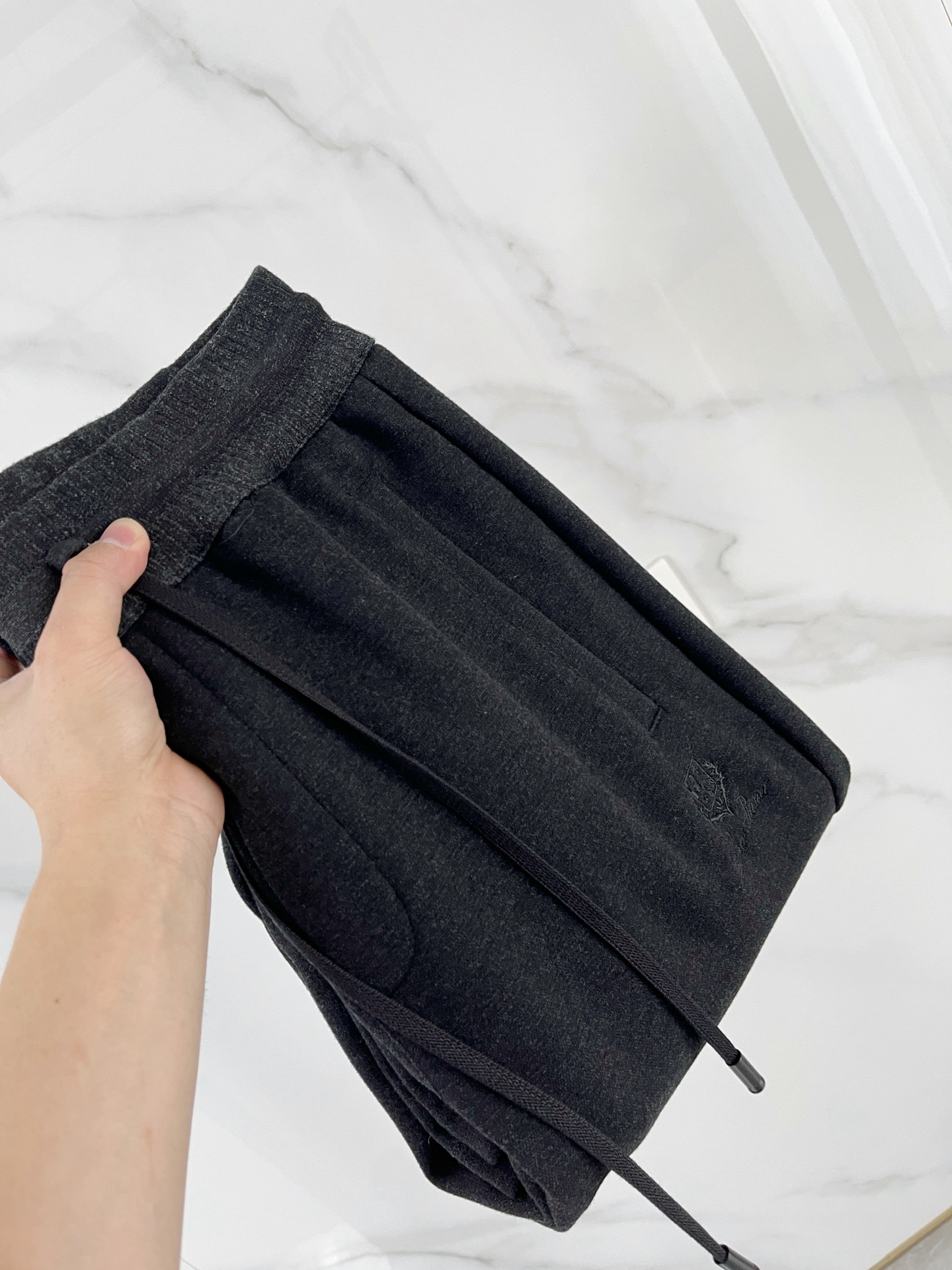 NO:594793,Loro Piana 25 autumn and winter fashionable old money style wool trousers. Relaxed and luxurious custom-woven sheep wool + mulberry silk + hollow polyester + acrylic + spandex five-in-one texture, silky and drapey elastic waist, paired with crisp and loose three-dimensional cut-out men's knitted trousers. In men's fashion landscape, a pair of trousers that combine comfort and texture and can perfectly adapt to various scenes is indispensable!  Made of high-end ingredients and textured fabrics, these knitted trousers redefine the fashion and comfort of men's trousers with their unique materials and ingenious design!  !  Easy company channels are rare, and they are released simultaneously. It is really an indispensable product!  !  Customized by customer 56.2 polyester 25.7 acrylic 13.8 nylon 2.2 sheep wool 2.1  Made of mulberry silk, an ultra-comfortable high-tech textured fabric is produced. After special processing, the comfort and softness are maximized. The excellent stiffness and wear resistance allow the trousers to maintain a neat fit for a long time, without fear of daily wear and wrinkles. The soft and warm touch and excellent warmth retention provide warmth and care to the legs.  Its high color fastness also makes the color of the trousers last and bright. The strength and toughness of the fabric are also very good. With good moisture absorption and perspiration performance, the trousers are kept dry and comfortable. The delicate fibers of sheep wool add luxurious texture and warmth, while mulberry silk gives the trousers a silky smooth touch and low-key luster, creating a high-end wearing experience overall!  Color dark gray apricot Size M L XL 2XL 3XL,,loro piana,alexander wang19860909Loro Piana 诺悠翩雅 25秋冬时尚老钱风羊毛裤 松弛感拉满高奢定织绵羊毛+桑蚕丝+中空聚酯+腈纶+氨纶五合一质地,丝滑垂感弹力松紧腰,搭配挺括宽松立体裁剪版型男士针织长裤 在男士的时尚版图里,一条兼具舒适与质感,能完美适配多元场景的长裤是不可或缺的！这款采用高端成分打造,肌理感面料的针织长裤,以其独特的材质与匠心设计,重新定义了男士长裤的时尚与舒适！！易公司渠道稀出,同步发售,真的是不可或缺的好品！！ 由客供定制56.2 聚酯纤维25.7 腈纶13.8 锦纶2.2 绵羊毛2.1 桑蚕丝打造,制作出超舒适的高科技肌理感面料,经特殊工艺处理,将舒适度与柔软度发挥到最大用处,卓越的挺括性与耐磨性,使得长裤能长久保持利落版型,无惧日常的磨损与褶皱,柔软温暖的触感和出色的保暖性,给予腿部温暖呵护,其高色牢度还让长裤色彩持久鲜艳.面料的强度与韧性也是非常好的,凭借良好的吸湿排汗性能,保持长裤干爽舒适.绵羊毛的细腻纤维增添奢华质感与温暖,桑蚕丝则赋予长裤如丝般顺滑的触感和低调的光泽,整体塑造出高端的穿着体验！ 颜色深灰色 杏色 尺码M L XL 2XL 3XL,,loro piana,alexander wang,Men's clothing