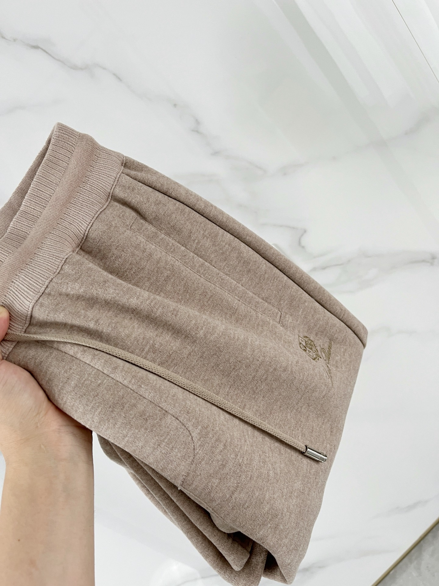 NO:614656,D-29 Loro Piana 25 autumn and winter fashionable old-money style wool trousers. Relaxed and luxurious custom-woven wool + mulberry silk + hollow polyester + acrylic + spandex five-in-one texture, silky and drapey elastic waist, paired with crisp and loose three-dimensional cut-out men's knitted trousers. In men's fashion landscape, a pair of trousers that combine comfort and texture and can perfectly adapt to various scenes is indispensable!  Made of high-end ingredients and textured fabrics, these knitted trousers redefine the fashion and comfort of men's trousers with their unique materials and ingenious design!  !  Easy company channels are rare, and they are released simultaneously. It is really an indispensable product!  !  Customized by customer 56.2 polyester 25.7 acrylic 13.8 nylon 2.2 sheep wool 2.1  Made of mulberry silk, an ultra-comfortable high-tech textured fabric is produced. After special processing, the comfort and softness are maximized. The excellent stiffness and wear resistance allow the trousers to maintain a neat fit for a long time, without fear of daily wear and wrinkles. The soft and warm touch and excellent warmth retention provide warmth and care to the legs.  Its high color fastness also makes the color of the trousers last and bright. The strength and toughness of the fabric are also very good. With good moisture absorption and perspiration performance, the trousers are kept dry and comfortable. The delicate fibers of sheep wool add luxurious texture and warmth, while mulberry silk gives the trousers a silky smooth touch and low-key luster, creating a high-end wearing experience overall!  Color dark gray apricot Size M L XL 2XL 3XL,,loro piana,alexander wang19860909D-29 Loro Piana 诺悠翩雅 25秋冬时尚老钱风羊毛裤 松弛感拉满高奢定织绵羊毛+桑蚕丝+中空聚酯+腈纶+氨纶五合一质地,丝滑垂感弹力松紧腰,搭配挺括宽松立体裁剪版型男士针织长裤 在男士的时尚版图里,一条兼具舒适与质感,能完美适配多元场景的长裤是不可或缺的！这款采用高端成分打造,肌理感面料的针织长裤,以其独特的材质与匠心设计,重新定义了男士长裤的时尚与舒适！！易公司渠道稀出,同步发售,真的是不可或缺的好品！！ 由客供定制56.2 聚酯纤维25.7 腈纶13.8 锦纶2.2 绵羊毛2.1 桑蚕丝打造,制作出超舒适的高科技肌理感面料,经特殊工艺处理,将舒适度与柔软度发挥到最大用处,卓越的挺括性与耐磨性,使得长裤能长久保持利落版型,无惧日常的磨损与褶皱,柔软温暖的触感和出色的保暖性,给予腿部温暖呵护,其高色牢度还让长裤色彩持久鲜艳.面料的强度与韧性也是非常好的,凭借良好的吸湿排汗性能,保持长裤干爽舒适.绵羊毛的细腻纤维增添奢华质感与温暖,桑蚕丝则赋予长裤如丝般顺滑的触感和低调的光泽,整体塑造出高端的穿着体验！ 颜色深灰色 杏色 尺码M L XL 2XL 3XL,,loro piana,alexander wang,Men's clothing