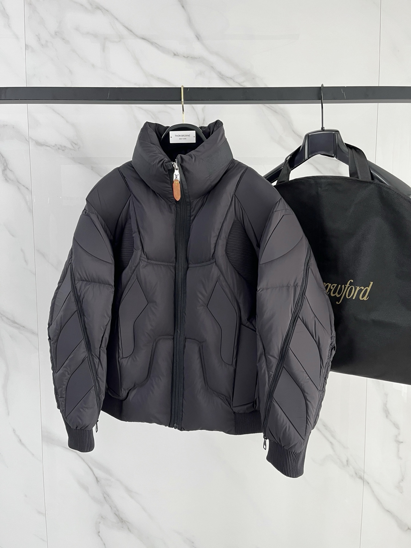 NO:684828,Adjust price. Premium down Louis Vuitton Lv2025 new heavy-duty machine-style stand-collar down jacket. Goose down filling. The ultimate heavy-duty item. This short down jacket is a personalized item, designed for modern men who value functionality and beauty. This down jacket is a model of avant-garde menswear, made of lightweight nylon fabric with water-repellent properties. It is decorated with novel quilting and the collar is decorated with webbing embroidery.  Made of fine soft fabric Polyester lining Filled down Stand collar Zipper closure Hidden pockets Elastic cuffs Elastic hem Shaped quilting design Adhesive logo lettering Zipper with LV inscribed zipper pull Size48-56 Black Brown D00980 (LV275),,louis vuitton,louis vuitton,jackets & coats,jackets & coats,down jacket,19860909调价格. 特级羽绒 Louis Vuitton Lv2025全新重工机甲风立领羽绒外套.鹅绒填充.极致重工单品. 此款短款羽绒夹克是一款个性单品,专为注重功能性和美观的现代男士设计.此款羽绒夹克是前卫男装的典范之作,采用具有拒水性能的轻盈尼龙面料制成.饰有新颖绗缝,领口饰有织带刺绣. 采用细密柔软面料制成 聚酯纤维衬里 填充羽绒 立领 拉链开合 隐藏式口袋 松紧袖口 弹性下摆 异型绗缝设计 粘合标识字样 拉链配有LV铭纹拉链头 Size48-56 黑色 咖色 D00980（LV275）,,louis vuitton,louis vuitton,jackets & coats,jackets & coats,down jacket,,Men's clothing