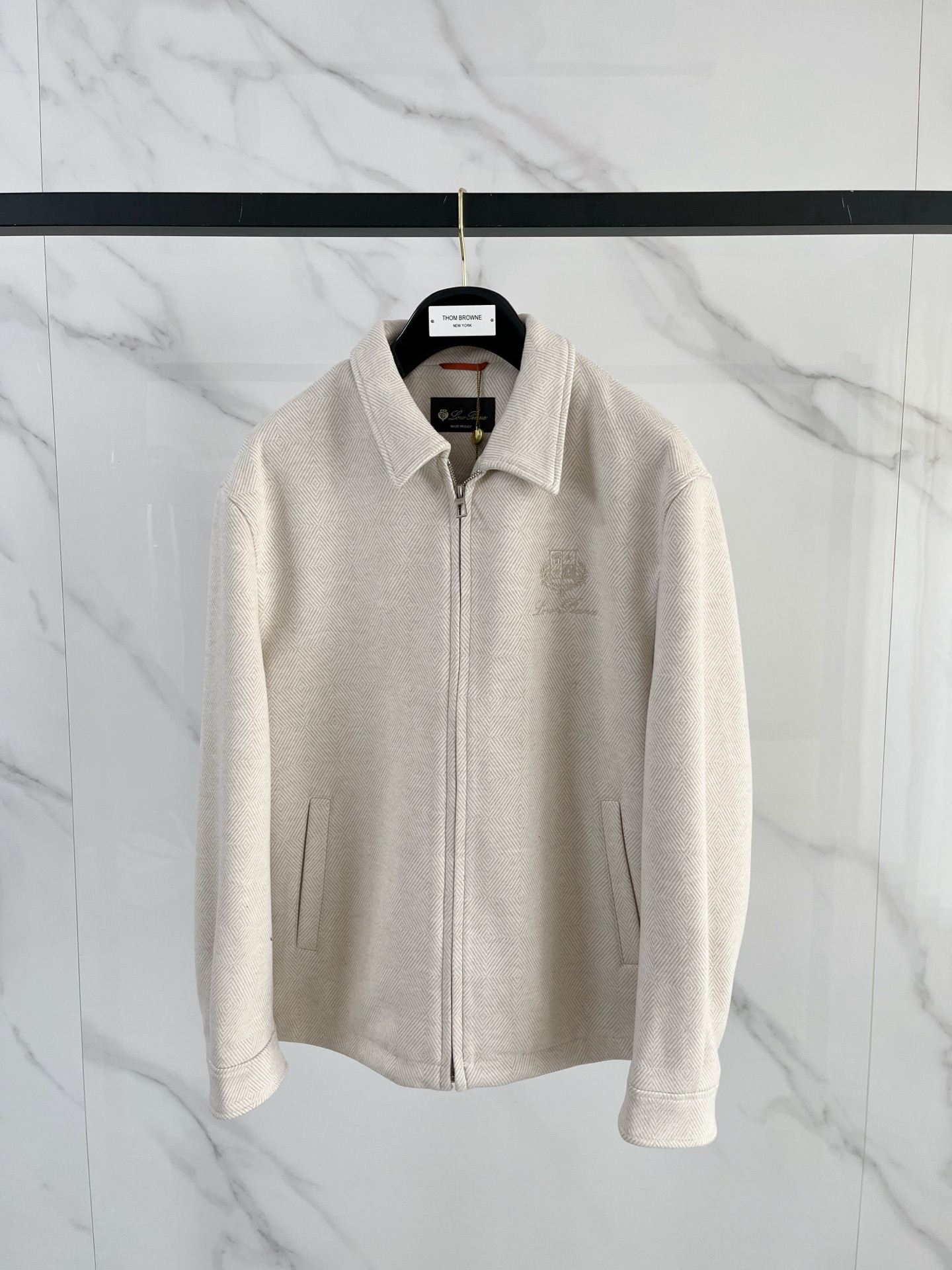 NO:684812,(Recommended) LP's new autumn and winter blended fabric men's slim jacket comes in 2 colors, light beige and dark gray. The light beige version looks fresher and softer, suitable for daily leisure or business casual occasions; the dark gray version is more calm and formal, suitable for more serious business scenes. The slim fit design can fit the wearer's body shape well, showing a capable and neat image, highlighting the men's figure lines and avoiding the bloated feeling of traditional suits. Fabric details  The fabric composition is a blend of 63 polyester fiber, 28.4 rayon, 5.6 acetic acid and a small amount of wool. Polyester fiber makes the jacket stiff, wrinkle-resistant and easy to care for; rayon increases softness and moisture absorption; acetate fiber improves gloss and drape; wool gives the jacket warmth and texture. The surface of the fabric shows a fine striped texture, which increases the visual layering, making the jacket look more refined, and also has a certain retro style.  Classic flat lapel design, this lapel style is more versatile and suitable for a variety of occasions, from daily commuting to more formal business activities. There are no obvious decorative buttons at the cuffs, and the design is simple and elegant, in line with the overall simple style. Elbow patches The elbows of both jackets are equipped with oval patches. The material looks like suede, and the color matches the color of the main body of the jacket. This design is not only decorative, but also enhances the wear resistance of the elbow.  The buttons are made of the same color as the clothes. The buttons have a smooth surface and four-eye design, which is consistent with the overall style, low-key yet refined. It has a slanted chest pocket design with the brand's iconic 'LP' word, which not only increases practicality and is convenient for placing small items, but also highlights the brand's characteristics. In addition, there is a patch pocket underneath for daily use. The color of the lining is coordinated with the color of the main body of the jacket, and the lining material is smooth, making it more comfortable to wear and also increasing the stiffness of the jacket.  .M-3XL.,,loro piana,jackets & coats,jackets & coats,business suit,chamois leather,19860909（推荐）LP 秋冬新款混纺面料男士修身夹克外套 2个颜色 浅米色和深灰色两款.浅米色款显得更加清新、柔和,适合日常休闲或商务休闲场合；深灰色款则更显沉稳、正式,适用于较为严肃的商务场景 . 采用修身版型设计,能够很好地贴合穿着者的身形,展现出干练、利落的形象,凸显男士的身材线条,避免传统西装的臃肿感. 面料细节 面料成分为63聚酯纤维、28.4人棉、5.6醋酸以及少量羊毛等混纺 .聚酯纤维使外套挺括抗皱,易于打理；人棉增加柔软度和吸湿性；醋酸纤维提升光泽感和垂坠感；羊毛则赋予外套保暖性和质感. 面料表面呈现出细密的条纹纹理,增加了视觉层次感,让外套看起来更加精致,同时也带有一定的复古风格. 经典的平驳头设计,这种驳头款式较为百搭,适合多种场合,从日常通勤到较为正式的商务活动都能轻松驾驭. 袖口处没有明显的装饰扣,设计简洁大方,符合整体的简约风格. 肘部补丁两件外套的肘部位置都配有椭圆形的补丁,材质看起来像是麂皮,颜色与外套主体颜色搭配和谐.这一设计不仅具有装饰性,还能增强肘部位置的耐磨性. 纽扣采用与衣服颜色同色的纽扣,纽扣表面光滑,四眼设计,与整体风格统一,低调又不失精致感. 设有胸前斜插口袋设计,带有品牌标志性的“LP‘字样,既增加了实用性,方便放置小物件,又彰显了品牌特色 ；此外还设有下方的贴袋,方便日常使用. 内衬颜色与外套主体颜色相协调,内衬材质光滑,穿着时更加舒适,同时也增加了外套的挺括度 .M-3XL.,,loro piana,jackets & coats,jackets & coats,business suit,chamois leather,,Men's clothing