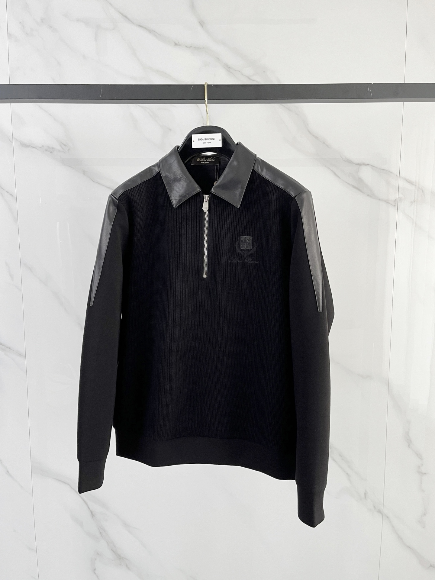 NO:601788,.Lp.2025 Autumn and Winter Wool blended pullover knitted sweatshirt. The geometric patchwork pocket design is very bright, and the logo letter buttons highlight the texture. The overall design of the upper body is fashionable and gives a modern atmosphere. The tailoring is fitted, and the collar slightly fits the neck, making the overall upper body more youthful and fashionable. The fabric is made of custom-woven wool blend material. It has the characteristics of easy care. The surface has a wool texture. The upper body is comfortable and warm, and it looks high-end at the same time.  It also has a nice stiff feel. Color: black, brown, gray. Size: M-3XL. Try on 172-148. Wear size L for a slim fit. loro piana, hoodie, sweatshirts, alexander wang19860909.Lp.2025秋冬 羊毛混纺套头针织卫衣 几何拼皮的口袋设计 很有亮点,标志字母纽扣 细节上凸显质感 整体设计上身时尚而赋予现代气息感合体的剪裁,领口微微贴合颈部,让整体上身更显年轻时尚 , 面料采用客供定织羊毛混纺材质 有着易打理的特点 表面有着羊毛质感 上身舒适保暖 ,显高档的同时 又有很好挺括感 颜色 黑色 咖色 灰色 码数M-3XL 试穿172-148 穿L码修身感,,loro piana,hoodie,sweatshirts,alexander wang,Men's clothing