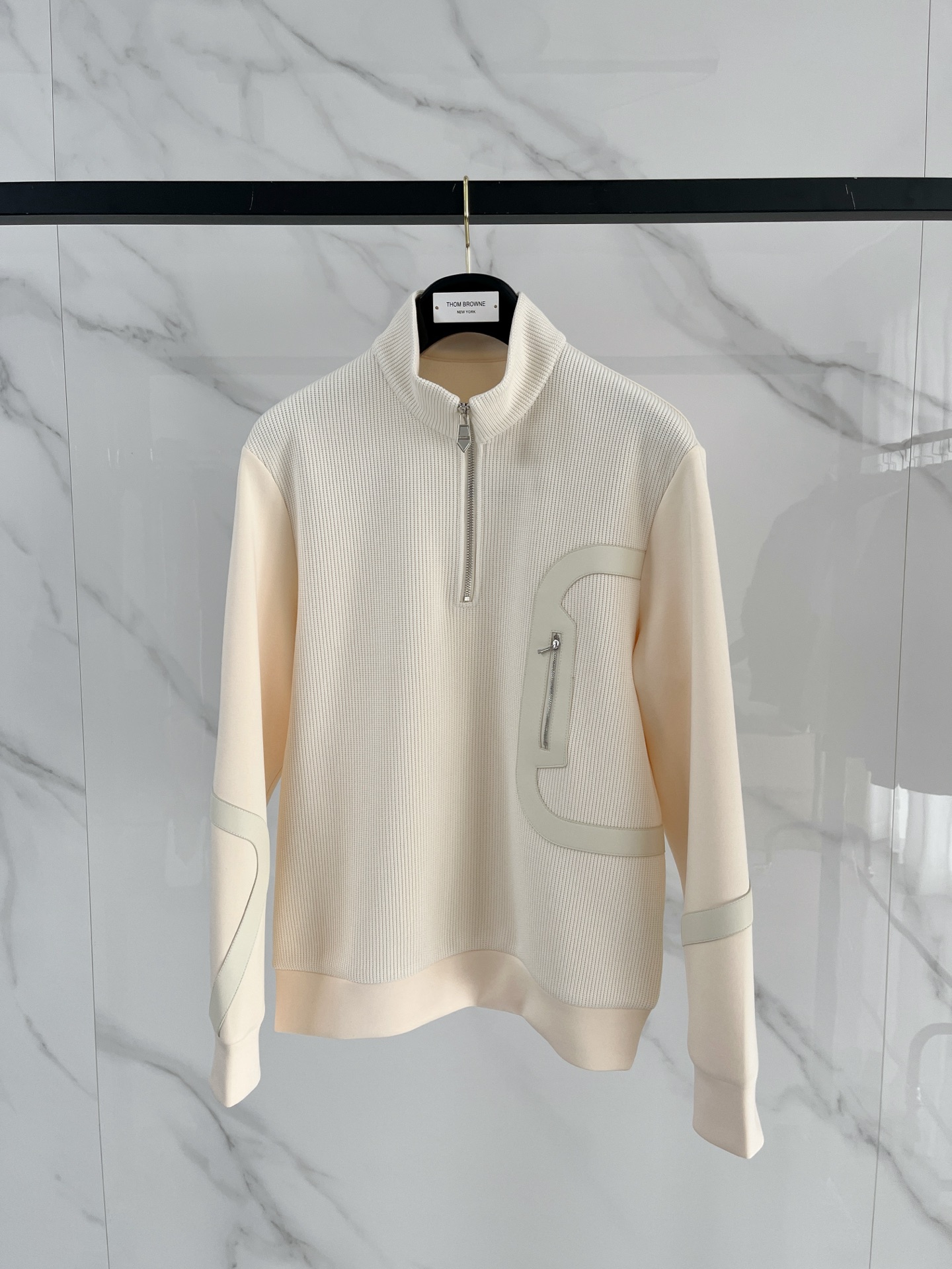 NO:601791,.Hermès 2025 Autumn and Winter Wool Blended Pullover Knitted Sweater. The geometric patchwork pocket design is very bright. The logo letter buttons highlight the texture. The overall design of the upper body is fashionable and gives a modern atmosphere. The tailoring is fitted, and the collar slightly fits the neck, making the overall upper body more youthful and fashionable. The fabric is made of custom-woven wool blend material. It has the characteristics of easy care. The surface has a wool texture. The upper body is comfortable and warm, and it looks high-end at the same time.  It also has a good stiff feeling. Size M-3XL. Try on 172-148. Wear size L for a slim fit, hermes, hoodie, sweatshirts, alexander wang19860909.爱马仕 2025秋冬 羊毛混纺套头针织卫衣 几何拼皮的口袋设计 很有亮点,标志字母纽扣 细节上凸显质感 整体设计上身时尚而赋予现代气息感合体的剪裁,领口微微贴合颈部,让整体上身更显年轻时尚 , 面料采用客供定织羊毛混纺材质 有着易打理的特点 表面有着羊毛质感 上身舒适保暖 ,显高档的同时 又有很好挺括感 码数M-3XL 试穿172-148 穿L码修身感,,hermes,hoodie,sweatshirts,alexander wang,Men's clothing