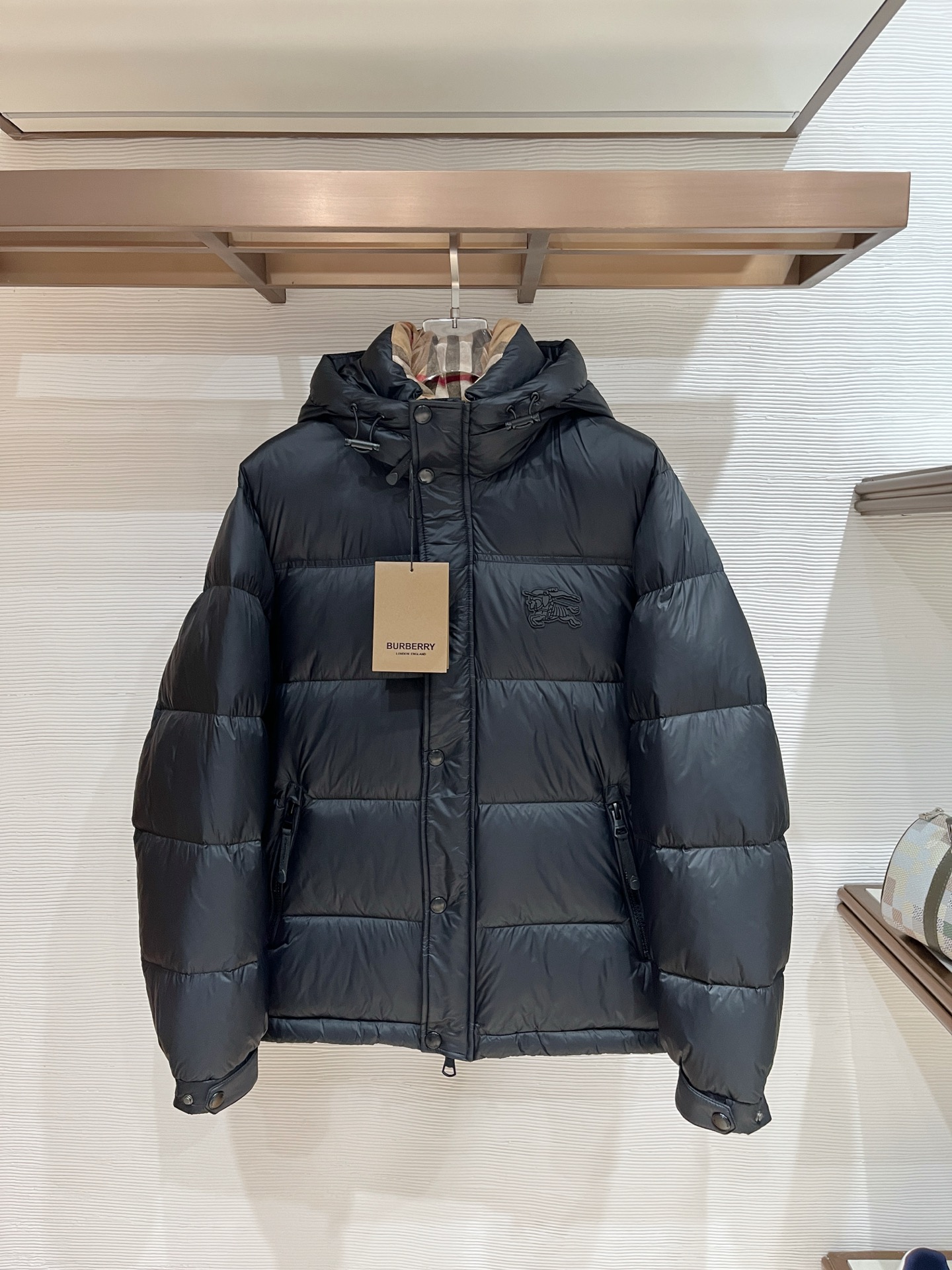 NO:598384,Feather - Burberry #25 Men's Fashion Hooded Down Jacket for Autumn and Winter. Light luxury, fashionable and casual style, light, warm and soft!  The low-key series is fashionable and versatile, just stylish!  Hong Kong trade order model, a super fairy item!  As a brand that everyone must look up to, their control over the supply of goods is unsurprisingly strict. The very cool, light and elegant hooded down jacket has a more attractive logo badge; the small hood design, functional diagonal pockets on both sides, and the textured original lacquered four-button buckle easily demonstrate the brand recognition and super specifications and performance. The upper body is absolutely eye-catching!  !  !  The overall material is also super durable!  Made of fabrics imported from Italy, it has the high-end feel of a century-old brand. The inner velvet content is made of 90% white goose down, 10% feathers, the whole body is quilted with full down, full of fluffiness, and has excellent resilience. The outer layer is nylon fabric. If you have any questions, you can disassemble it for inspection. It has a high amount of velvet, perfect shape, fashionable and not bloated. It interprets the simple aesthetic style of the series. The upper body is light and warm, and has a perfect cold-proof effect!  !A high-street luxury product that has both good looks and performance online. It is a super heavyweight that will definitely hit the street. Color Black Apricot Size M L XL 2XL 3XL,,burberry,burberry,down jacket,hats,alexander wang19860909羽- Burberry 巴宝莉#25秋冬男士时尚连帽羽绒服 轻奢时尚休闲风格,轻盈保暖柔软！低调系列时尚百搭,就是有型！香港贸易订单款,超级种草的神仙单品！作为大家都要仰视的品牌,他们对货源的把控也毫无悬念的严格,非常酷炫轻盈飘逸的连帽羽绒服 更具魅力感Logo徽章；小连帽设计,两侧功能性斜插的口袋,很有质感的原漆原版四合扣,轻松的彰显品牌辨识度跟超强规格性能,上身绝对超级惹眼！！！整体的材质也是超级能打！采用意大利进口面料打造,具有百年品牌的高端触感 内里绒子含量90白鹅绒打造,10羽毛,满身横线绗缝充绒饱满,蓬松感十足回弹性特别好,外层锦纶面料.如有疑问,可拆开检验,充绒量极高,版型完美,时尚不臃肿,演绎系列的简约美学风格,上身效果轻盈保暖,御寒效果满分! !一款颜值跟性能同步在线的高街奢物,绝对炸街的超级重磅 颜色黑色 杏色 码数M L XL 2XL 3XL,,burberry,burberry,down jacket,hats,alexander wang,Men's clothing