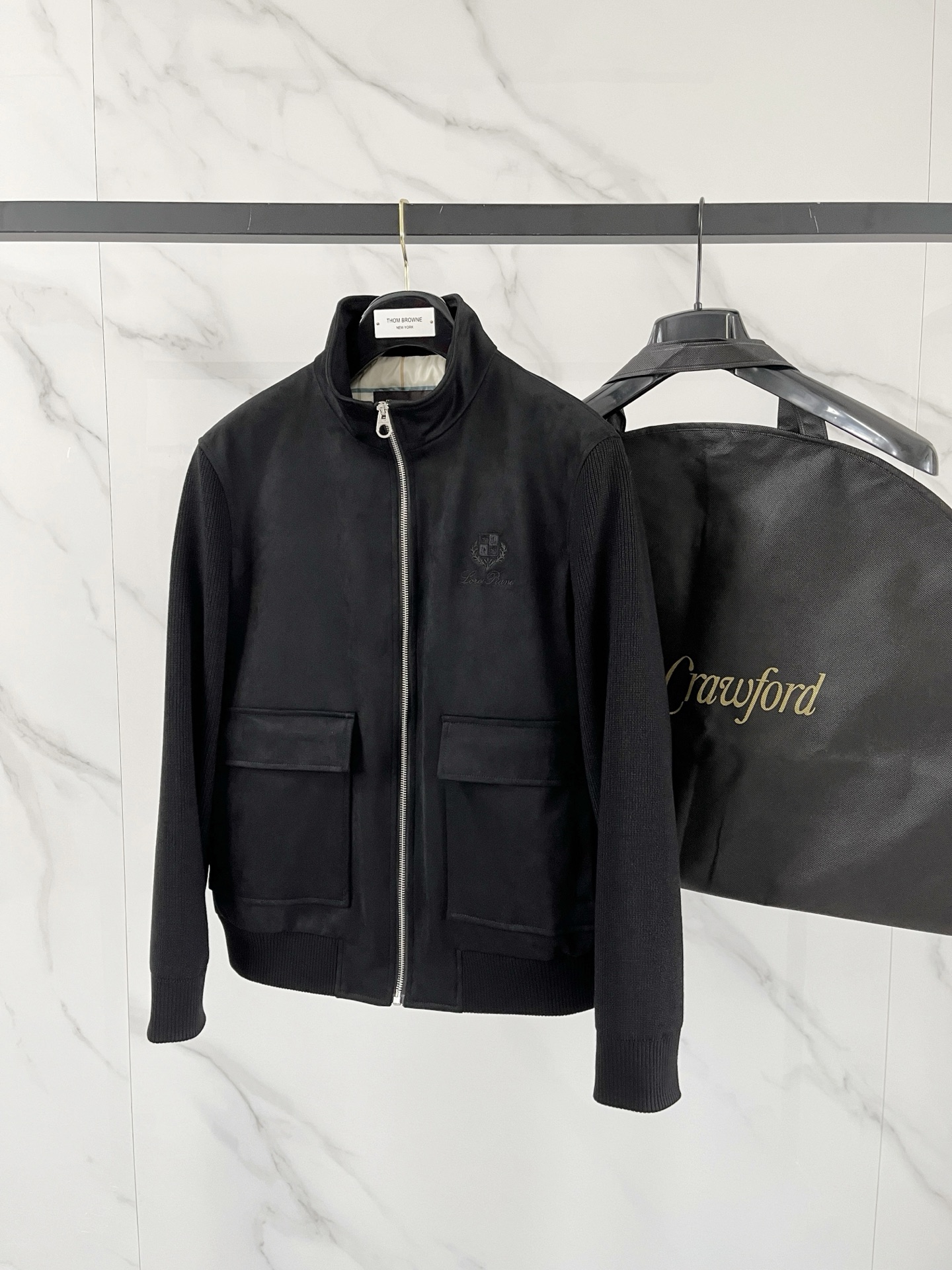 NO:594799,Feather - LP-Loro Piana old money style classic men's business casual knitted down jacket. It is a typical Italian style fashion, a trading company channel product. It is very sophisticated in terms of fabric selection and craftsmanship, and is in line with the aesthetic tone of the LP family. It is low-key and luxurious, elegant and noble. Every detail is to prove the brand's own high-end sense. The whole body interprets the Italian minimalist, capable and outdoor functional style to the extreme. It is both solemn and harmonious, and the upper body is full of style!  A treasure-level functional equipment that combines fashion sense and design sense, creating a unique style item, improved pilot shape design, classic stand-up collar design, retro and age-reducing but very fashionable, the cuffs and hem are spliced ​​with elastic thread details, and classic diagonal pockets are embellished!  Composite functional technical fabrics imported from Italy have lightweight outdoor functional effects, excellent windproof and waterproof qualities, excellent breathability, first-class texture, superior stiffness, quite elegant and fashionable!  The color is light and versatile, the cut is smart and neat, the upper body instantly highlights the spirit, the style is full, and it can easily control various body types. It is a jacket that perfectly combines business commuting and outdoor leisure. It is a piece of equipment with extremely high wearability and attendance rate!  Color Black Green Size 48-56 (M-3XL),,loro piana,loro piana,jackets & coats,down jacket,alexander wang19860909羽- LP-Loro Piana诺悠翩雅老钱风经典男士商务休闲针织羽绒服外套 颇具意大利典型风格的时装,贸易公司渠道臻品 在面料选取和工艺方面都相当考究,极符合LP家族美学基调,低调且奢华,优雅且高贵,每一个细节都在力证品牌自身的高级感,通体将意式的极简、干练和户外功能性风格极致诠释,亦庄亦谐,上身型款十足！集时装感与设计感的一款宝藏级功能型装备,塑造出别具一格的造型单品,改良式的飞行员造型设计,经典的立领设计,复古减龄又非常时髦,袖口与下摆运用松紧螺纹细节拼接,经典斜插式口袋点缀！意大利客供进口复合功能性科技面料,具备户外轻型功能效果,具备的防风防水特质,透气性绝佳,质感一流,挺括性优越,颇为优雅且时髦！配色轻熟百搭,版型剪裁干练利落,上身瞬间凸显出精神感,型款十足,轻松驾驭各种身型,商务通勤与户外休闲完美兼备的一款外套,属于实穿性出勤率极高的一款装备！ 颜色黑色 绿色 码数48-56(M-3XL）,,loro piana,loro piana,jackets & coats,down jacket,alexander wang,Men's clothing