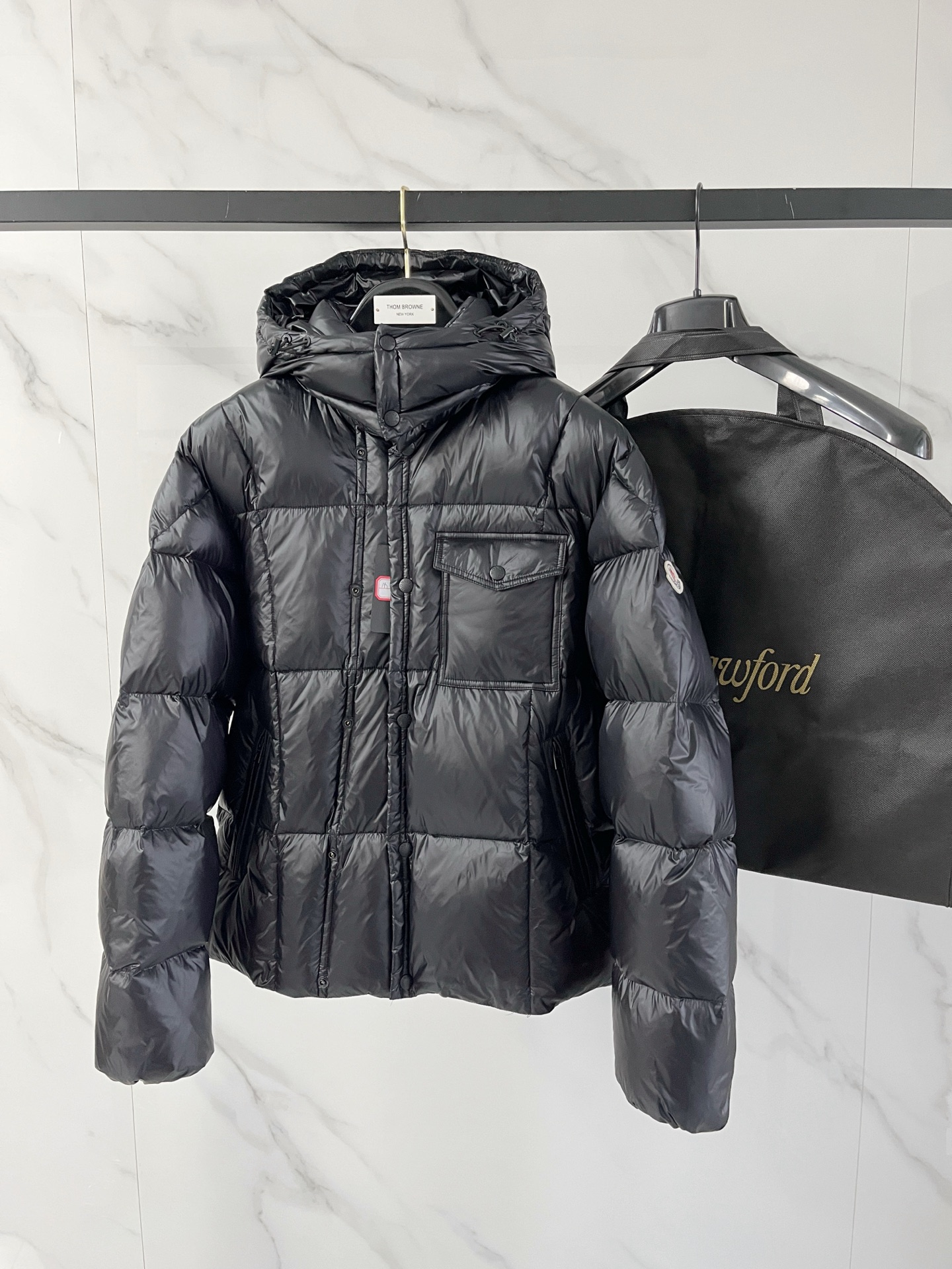 NO:595062,Feather - Moncler Men's #25 Autumn and Winter Men's Fashion Hooded Down Jacket, light luxury, fashionable and casual style, light, warm and soft!  The low-key series is fashionable and versatile, just stylish!  Hong Kong trade order model, a super fairy item!  As a brand that everyone must look up to, their control over the supply of goods is unsurprisingly strict. The very cool, light and elegant hooded down jacket has a more attractive logo badge; the small hood design, functional diagonal pockets on both sides, and the textured original lacquered four-button buckle easily demonstrate the brand recognition and super specifications and performance. The upper body is absolutely eye-catching!  !  !  The overall material is also super durable!  Made of fabrics imported from Italy, it has the high-end feel of a century-old brand. The inner velvet content is made of 90% white goose down, 10% feathers, the whole body is quilted with full down, full of fluffiness, and has excellent resilience. The outer layer is nylon fabric. If you have any questions, you can disassemble it for inspection. It has a high amount of velvet, perfect shape, fashionable and not bloated. It interprets the simple aesthetic style of the series. The upper body is light and warm, and has a perfect cold-proof effect!  !A high-street luxury product that has both good looks and performance online. It is a super heavyweight that will definitely hit the street. Color Black White Size M L XL 2XL 3XL, Moncler, down jacket, hats, alexander wang19860909羽- Moncler 蒙口#25秋冬男士时尚连帽羽绒服 轻奢时尚休闲风格,轻盈保暖柔软！低调系列时尚百搭,就是有型！香港贸易订单款,超级种草的神仙单品！作为大家都要仰视的品牌,他们对货源的把控也毫无悬念的严格,非常酷炫轻盈飘逸的连帽羽绒服 更具魅力感Logo徽章；小连帽设计,两侧功能性斜插的口袋,很有质感的原漆原版四合扣,轻松的彰显品牌辨识度跟超强规格性能,上身绝对超级惹眼！！！整体的材质也是超级能打！采用意大利进口面料打造,具有百年品牌的高端触感 内里绒子含量90白鹅绒打造,10羽毛,满身横线绗缝充绒饱满,蓬松感十足回弹性特别好,外层锦纶面料.如有疑问,可拆开检验,充绒量极高,版型完美,时尚不臃肿,演绎系列的简约美学风格,上身效果轻盈保暖,御寒效果满分! !一款颜值跟性能同步在线的高街奢物,绝对炸街的超级重磅 颜色黑色 白色 码数M L XL 2XL 3XL,,Moncler,down jacket,hats,alexander wang,Men's clothing