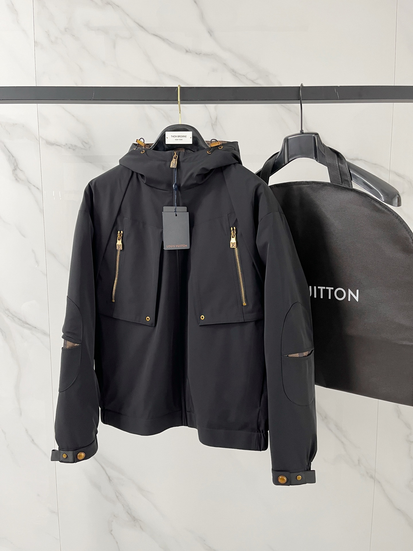 NO:657533,.lv popular down jacket. Autumn and winter new original 1:1 customized hardware accessories. All imported original customization. Welcome to compare at the counter. Absolutely high quality. Use top 95 white duck down. Super soft. Filled with feathers and fluffy. Super heavy fabrics with perfect workmanship. Pay attention to the fabric. Super comfortable. Exclusive model. Non-market goods. Same size for men and women. M ~ XXXL, Louis Vuitton, down jacket, alexander wang19860909.lv爆款羽绒服 秋冬新款原版1:1订制五金配件全进口原版定制 欢迎专柜对比 绝对的高品质 采用顶级95白鸭绒 超柔软 充羽量蓬松饱满 超级重面料做工杠杠的版型完美 注意面料超舒服 独家款 非市场货 男女同款尺码M ～XXXL,,louis vuitton,down jacket,alexander wang,Men's clothing