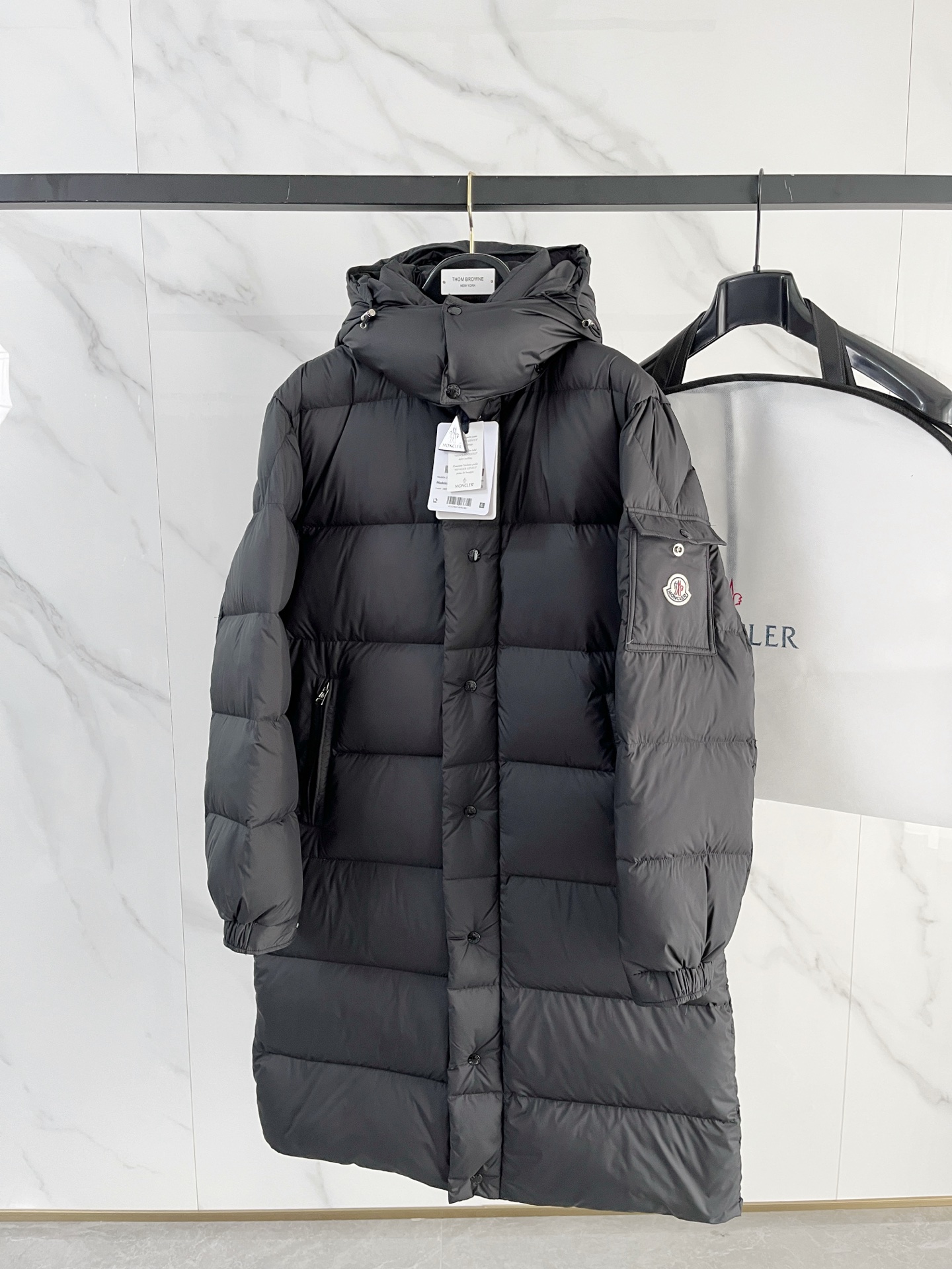 NO:657499,Special ace Moncler Hanoverian (matte matte) long men's down jacket. Latest upgrade. It took us 3 years to develop and research the fabric. Finally, we replaced the original fabric. Newly upgraded, the fabric is ultra-thin, ultra-light and ultra-neat. It naturally resists wrinkles. The bottom of the fabric is coated to lock the velvet while ensuring the neatness and solid texture of the fabric. Comes standard with a full set of counter gift box packaging. Upgraded to the original magnetic gift box. (1.35 million one ton goose down filling, 850+ fill power goose down) This Hanoverian men's long down jacket combines Moncler's classic aesthetics, excellent performance and protective features. The Hanoverian long down jacket uses longue Made of saison fabric and designed with practical details, it is both warm and protective. As a Moncler classic, this down jacket has a detachable hood and a front zipper placket that covers the windshield, which significantly improves the protective performance. Details Made of longue saison fabric Longue saison lining Filled with down Detachable hood Zipper and snap closure Zipper pocket Sleeve with patch pockets Adjustable cuffs Drawstring hem Size1-5 (couple style),,jackets & coats,jackets & coats,down jacket,hats,alexander wang19860909特级王牌Moncler Hanoverian(哑光雾面）长款男士羽绒服夹克外套.最新升级.开发研究面料我们花了3年时间.终于做到了原厂替换面料. 全新升级,面料超薄超轻超工整.自然扛褶皱.面料底进口涂层,锁绒的同时又保证了面料的工整度和挺实的质感. 标配全套柜台礼盒包装.升级原版磁吸礼盒.（135万一吨的鹅绒填充,850+蓬松度的鹅绒） 这款Hanoverian男士长款羽绒夹克集Moncler经典美学、出色性能与防护特性于一身. Hanoverian长款羽绒夹克采用longue saison面料制成,搭配实用细节设计,保暖与防护兼备.作为Moncler经典之作,此羽绒服采用可拆卸兜帽,搭配覆盖挡风片的正面拉链门襟,防护性能显著提升. 详情 采用longue saison面料制成 Longue saison衬里 填充羽绒 可拆卸兜帽 拉链和按扣开合 拉链口袋 衣袖设有贴袋 可调节袖口 抽绳下摆 Size1-5（情侣款),,jackets & coats,jackets & coats,down jacket,hats,alexander wang,Men's clothing