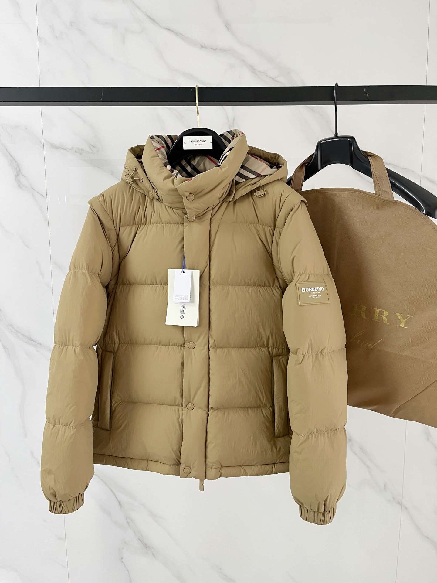 NO:684852,Burberry's popular take-off style 2025 autumn and winter new original 1:1 customized hardware accessories are all imported and original customization. Welcome to compare at the counter. Absolutely high quality. Made of top-grade 95 white duck down. Super soft. Filled with fluffy and full feathers. Super heavy fabrics with perfect workmanship. Pay attention to the fabrics are super comfortable. Exclusive model. Non-market goods. Same size for men and women. M ~ XXXL,, burberry,19860909巴宝莉脱卸爆款 2025秋冬新款原版1:1订制五金配件全进口原版定制 欢迎专柜对比 绝对的高品质 采用顶级95白鸭绒 超柔软 充羽量蓬松饱满 超级重面料做工杠杠的版型完美 注意面料超舒服 独家款 非市场货 男女同款尺码M ～XXXL,,burberry,,Men's clothing