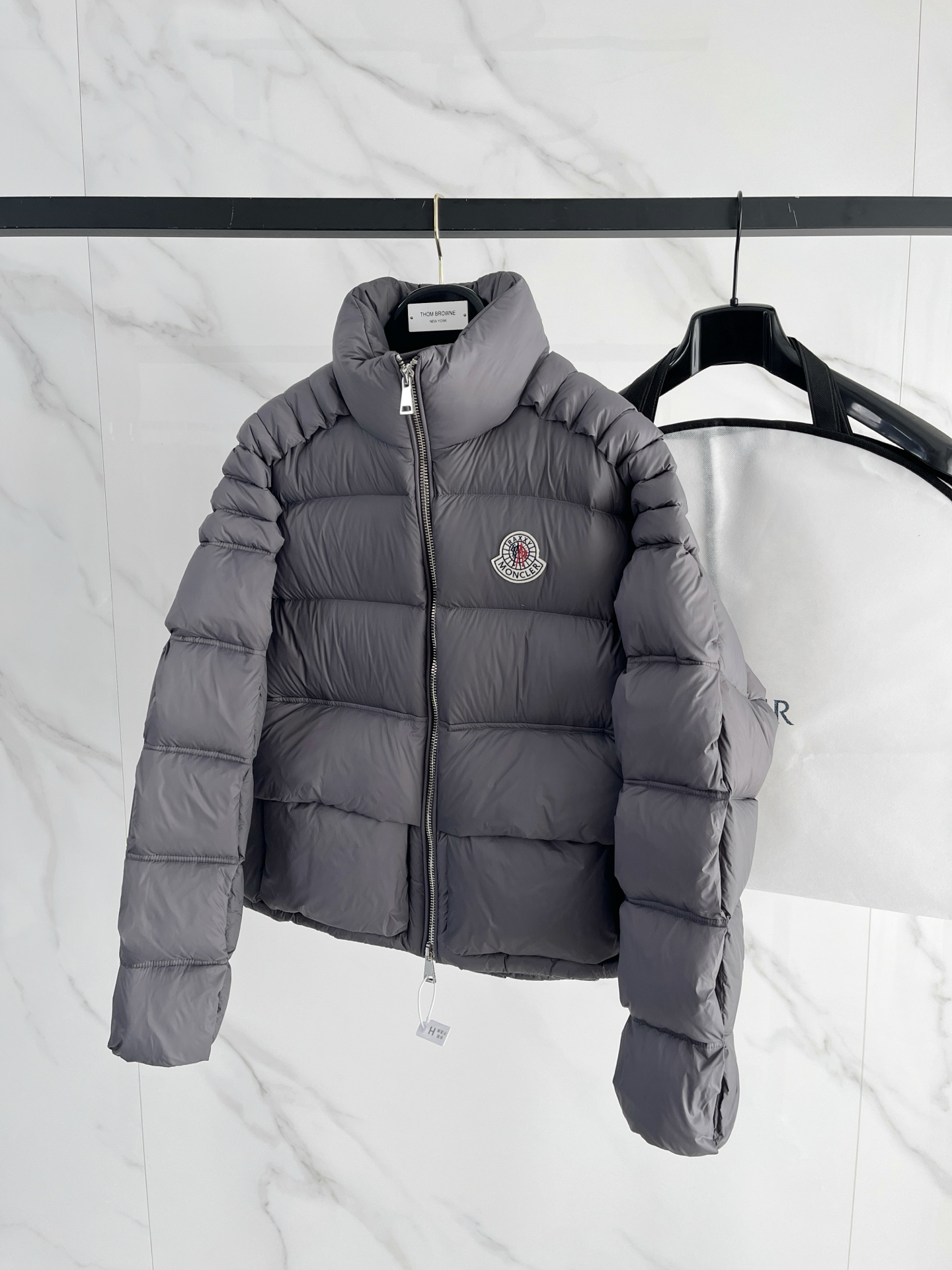 NO:657542,.Top version, limited edition Mo, the latest popular style, stand collar, large label down jacket, embossed filling technology, 95 white goose down, super full filling, matching hardware, invincible details, ready stock, code number 0-4,,down jacket,alexander wang19860909.顶级版本 限量款Mo 最新爆款立领大标羽绒服浮雕填充工艺 95白鹅绒 充绒量超级饱满 对版五金 细节无敌 现货 码数0-4,,down jacket,alexander wang,Men's clothing