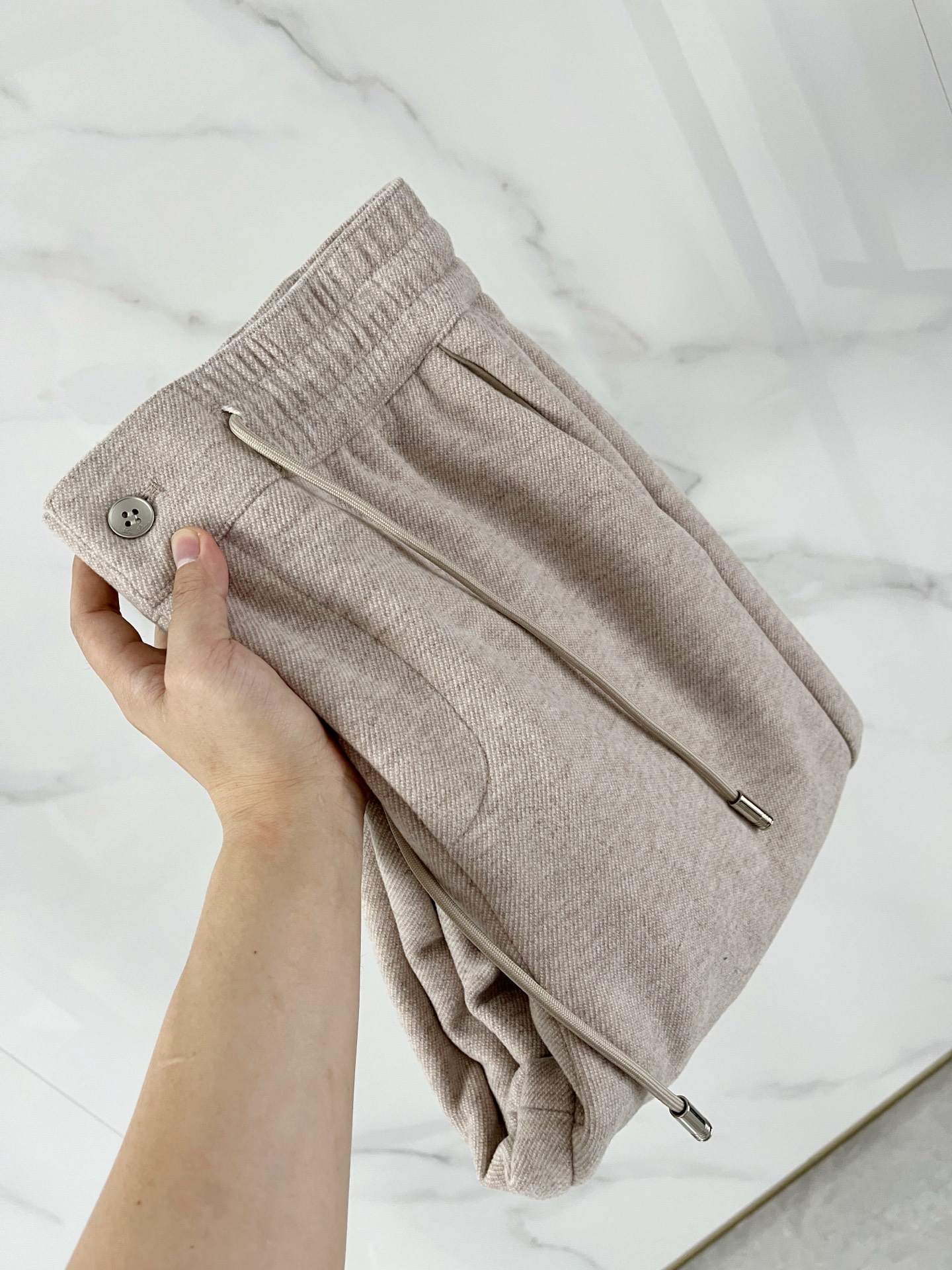 NO:614695,D-29 Loro Piana 25 autumn and winter fashionable old-money style wool trousers. Relaxed and luxurious custom-woven wool + mulberry silk + hollow polyester + acrylic + spandex five-in-one texture, silky and drapey elastic waist, paired with crisp and loose three-dimensional cut-out men's knitted trousers. In men's fashion landscape, a pair of trousers that combine comfort and texture and can perfectly adapt to various scenes is indispensable!  Made of high-end ingredients and textured fabrics, these knitted trousers redefine the fashion and comfort of men's trousers with their unique materials and ingenious design!  !  Easy company channels are rare, and they are released simultaneously. It is really an indispensable product!  !  Customized by customer 56.2 polyester 25.7 acrylic 13.8 nylon 2.2 sheep wool 2.1  Made of mulberry silk, an ultra-comfortable high-tech textured fabric is produced. After special processing, the comfort and softness are maximized. The excellent stiffness and wear resistance allow the trousers to maintain a neat fit for a long time, without fear of daily wear and wrinkles. The soft and warm touch and excellent warmth retention provide warmth and care to the legs.  Its high color fastness also makes the color of the trousers last and bright. The strength and toughness of the fabric are also very good. With good moisture absorption and perspiration performance, the trousers are kept dry and comfortable. The delicate fibers of sheep wool add luxurious texture and warmth, while mulberry silk gives the trousers a silky smooth touch and low-key luster, creating a high-end wearing experience overall!  Color dark gray brown apricot size M L XL 2XL 3XL,,loro piana,alexander wang19860909D-29 Loro Piana 诺悠翩雅 25秋冬时尚老钱风羊毛裤 松弛感拉满高奢定织绵羊毛+桑蚕丝+中空聚酯+腈纶+氨纶五合一质地,丝滑垂感弹力松紧腰,搭配挺括宽松立体裁剪版型男士针织长裤 在男士的时尚版图里,一条兼具舒适与质感,能完美适配多元场景的长裤是不可或缺的！这款采用高端成分打造,肌理感面料的针织长裤,以其独特的材质与匠心设计,重新定义了男士长裤的时尚与舒适！！易公司渠道稀出,同步发售,真的是不可或缺的好品！！ 由客供定制56.2 聚酯纤维25.7 腈纶13.8 锦纶2.2 绵羊毛2.1 桑蚕丝打造,制作出超舒适的高科技肌理感面料,经特殊工艺处理,将舒适度与柔软度发挥到最大用处,卓越的挺括性与耐磨性,使得长裤能长久保持利落版型,无惧日常的磨损与褶皱,柔软温暖的触感和出色的保暖性,给予腿部温暖呵护,其高色牢度还让长裤色彩持久鲜艳.面料的强度与韧性也是非常好的,凭借良好的吸湿排汗性能,保持长裤干爽舒适.绵羊毛的细腻纤维增添奢华质感与温暖,桑蚕丝则赋予长裤如丝般顺滑的触感和低调的光泽,整体塑造出高端的穿着体验！ 颜色深灰色 咖色 杏色 尺码M L XL 2XL 3XL,,loro piana,alexander wang,Men's clothing