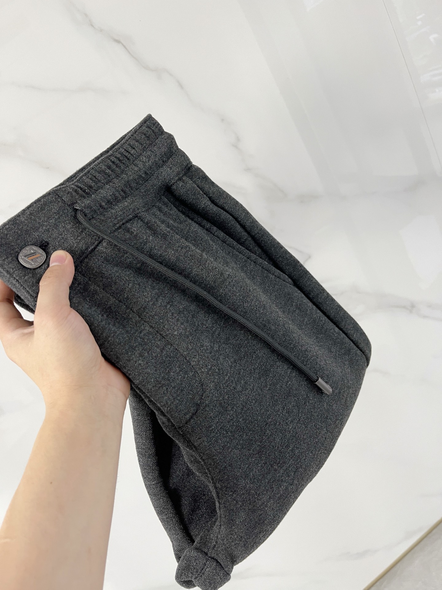 NO:614650,D-29 Zegna 25 autumn and winter fashionable old-money style wool trousers. Relaxed and luxurious custom-woven sheep wool + mulberry silk + hollow polyester + acrylic + spandex five-in-one texture, silky and drapey elastic waist, paired with crisp and loose three-dimensional cut-out men's knitted trousers. In men's fashion landscape, a pair of trousers that combine comfort and texture and can perfectly adapt to various scenes is indispensable!  Made of high-end ingredients and textured fabrics, these knitted trousers redefine the fashion and comfort of men's trousers with their unique materials and ingenious design!  !  Easy company channels are rare, and they are released simultaneously. It is really an indispensable product!  !  Customized by customer 56.2 polyester 25.7 acrylic 13.8 nylon 2.2 sheep wool 2.1  Made of mulberry silk, an ultra-comfortable high-tech textured fabric is produced. After special processing, the comfort and softness are maximized. The excellent stiffness and wear resistance allow the trousers to maintain a neat fit for a long time, without fear of daily wear and wrinkles. The soft and warm touch and excellent warmth retention provide warmth and care to the legs.  Its high color fastness also makes the color of the trousers last and bright. The strength and toughness of the fabric are also very good. With good moisture absorption and perspiration performance, the trousers are kept dry and comfortable. The delicate fibers of sheep wool add luxurious texture and warmth, while mulberry silk gives the trousers a silky smooth touch and low-key luster, creating a high-end wearing experience overall!  Color: Dark gray, apricot, off-white, coffee. Size: M L XL 2XL 3XL,,zegna,alexander wang19860909D-29 Zegna 杰尼亚 25秋冬时尚老钱风羊毛裤 松弛感拉满高奢定织绵羊毛+桑蚕丝+中空聚酯+腈纶+氨纶五合一质地,丝滑垂感弹力松紧腰,搭配挺括宽松立体裁剪版型男士针织长裤 在男士的时尚版图里,一条兼具舒适与质感,能完美适配多元场景的长裤是不可或缺的！这款采用高端成分打造,肌理感面料的针织长裤,以其独特的材质与匠心设计,重新定义了男士长裤的时尚与舒适！！易公司渠道稀出,同步发售,真的是不可或缺的好品！！ 由客供定制56.2 聚酯纤维25.7 腈纶13.8 锦纶2.2 绵羊毛2.1 桑蚕丝打造,制作出超舒适的高科技肌理感面料,经特殊工艺处理,将舒适度与柔软度发挥到最大用处,卓越的挺括性与耐磨性,使得长裤能长久保持利落版型,无惧日常的磨损与褶皱,柔软温暖的触感和出色的保暖性,给予腿部温暖呵护,其高色牢度还让长裤色彩持久鲜艳.面料的强度与韧性也是非常好的,凭借良好的吸湿排汗性能,保持长裤干爽舒适.绵羊毛的细腻纤维增添奢华质感与温暖,桑蚕丝则赋予长裤如丝般顺滑的触感和低调的光泽,整体塑造出高端的穿着体验！ 颜色深灰色 杏色 米白色 咖色 尺码M L XL 2XL 3XL,,zegna,alexander wang,Men's clothing