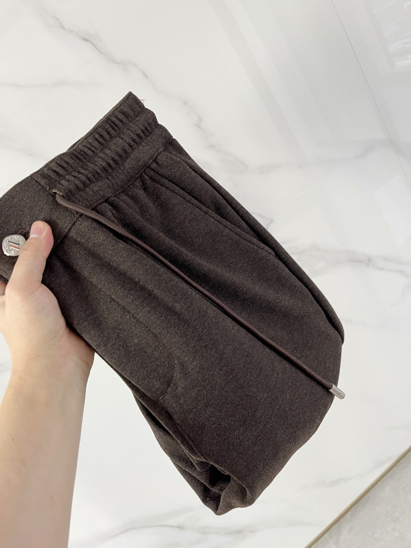 NO:614644,D-29 Zegna 25 autumn and winter fashionable old-money style wool trousers. Relaxed and luxurious custom-woven sheep wool + mulberry silk + hollow polyester + acrylic + spandex five-in-one texture, silky and drapey elastic waist, paired with crisp and loose three-dimensional cut-out men's knitted trousers. In men's fashion landscape, a pair of trousers that combine comfort and texture and can perfectly adapt to various scenes is indispensable!  Made of high-end ingredients and textured fabrics, these knitted trousers redefine the fashion and comfort of men's trousers with their unique materials and ingenious design!  !  Easy company channels are rare, and they are released simultaneously. It is really an indispensable product!  !  Customized by customer 56.2 polyester 25.7 acrylic 13.8 nylon 2.2 sheep wool 2.1  Made of mulberry silk, an ultra-comfortable high-tech textured fabric is produced. After special processing, the comfort and softness are maximized. The excellent stiffness and wear resistance allow the trousers to maintain a neat fit for a long time, without fear of daily wear and wrinkles. The soft and warm touch and excellent warmth retention provide warmth and care to the legs.  Its high color fastness also makes the color of the trousers last and bright. The strength and toughness of the fabric are also very good. With good moisture absorption and perspiration performance, the trousers are kept dry and comfortable. The delicate fibers of sheep wool add luxurious texture and warmth, while mulberry silk gives the trousers a silky smooth touch and low-key luster, creating a high-end wearing experience overall!  Color: Dark gray, apricot, off-white, coffee. Size: M L XL 2XL 3XL,,zegna,alexander wang19860909D-29 Zegna 杰尼亚 25秋冬时尚老钱风羊毛裤 松弛感拉满高奢定织绵羊毛+桑蚕丝+中空聚酯+腈纶+氨纶五合一质地,丝滑垂感弹力松紧腰,搭配挺括宽松立体裁剪版型男士针织长裤 在男士的时尚版图里,一条兼具舒适与质感,能完美适配多元场景的长裤是不可或缺的！这款采用高端成分打造,肌理感面料的针织长裤,以其独特的材质与匠心设计,重新定义了男士长裤的时尚与舒适！！易公司渠道稀出,同步发售,真的是不可或缺的好品！！ 由客供定制56.2 聚酯纤维25.7 腈纶13.8 锦纶2.2 绵羊毛2.1 桑蚕丝打造,制作出超舒适的高科技肌理感面料,经特殊工艺处理,将舒适度与柔软度发挥到最大用处,卓越的挺括性与耐磨性,使得长裤能长久保持利落版型,无惧日常的磨损与褶皱,柔软温暖的触感和出色的保暖性,给予腿部温暖呵护,其高色牢度还让长裤色彩持久鲜艳.面料的强度与韧性也是非常好的,凭借良好的吸湿排汗性能,保持长裤干爽舒适.绵羊毛的细腻纤维增添奢华质感与温暖,桑蚕丝则赋予长裤如丝般顺滑的触感和低调的光泽,整体塑造出高端的穿着体验！ 颜色深灰色 杏色 米白色 咖色 尺码M L XL 2XL 3XL,,zegna,alexander wang,Men's clothing