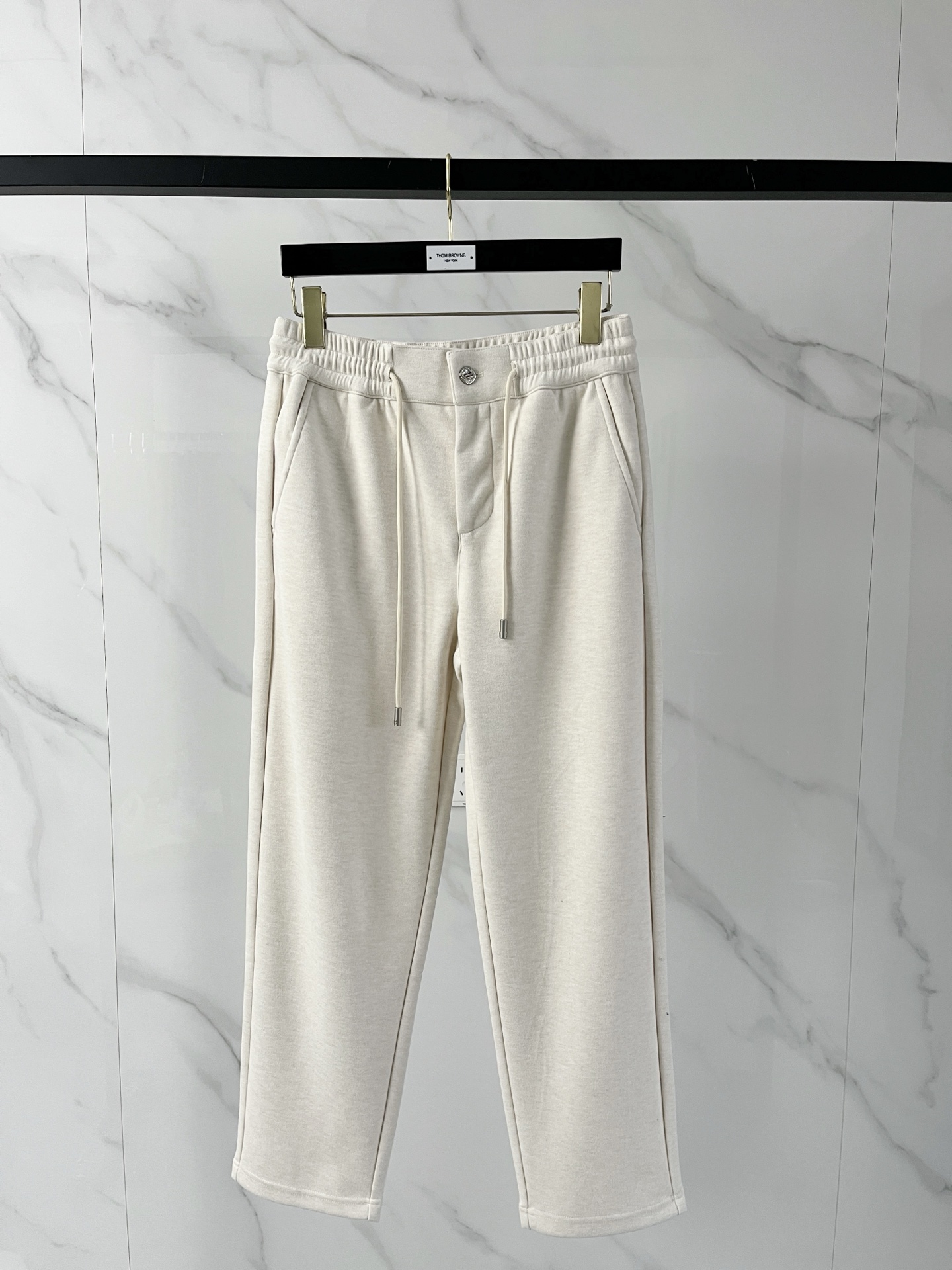 NO:594818,Zegna 25 autumn and winter fashionable old-money style wool trousers. Relaxed and full-length luxury custom-woven sheep wool + mulberry silk + hollow polyester + acrylic + spandex five-in-one texture, silky and drapey elastic waist, paired with crisp and loose three-dimensional cut-out men's knitted trousers. In men's fashion landscape, a pair of trousers that combine comfort and texture and can perfectly adapt to various scenes is indispensable!  Made of high-end ingredients and textured fabrics, these knitted trousers redefine the fashion and comfort of men's trousers with their unique materials and ingenious design!  !  Easy company channels are rare, and they are released simultaneously. It is really an indispensable product!  !  Customized by customer 56.2 polyester 25.7 acrylic 13.8 nylon 2.2 sheep wool 2.1  Made of mulberry silk, an ultra-comfortable high-tech textured fabric is produced. After special processing, the comfort and softness are maximized. The excellent stiffness and wear resistance allow the trousers to maintain a neat fit for a long time, without fear of daily wear and wrinkles. The soft and warm touch and excellent warmth retention provide warmth and care to the legs.  Its high color fastness also makes the color of the trousers last and bright. The strength and toughness of the fabric are also very good. With good moisture absorption and perspiration performance, the trousers are kept dry and comfortable. The delicate fibers of sheep wool add luxurious texture and warmth, while mulberry silk gives the trousers a silky smooth touch and low-key luster, creating a high-end wearing experience overall!  Color: Dark gray, apricot, off-white, coffee. Size: M L XL 2XL 3XL,,zegna,alexander wang19860909Zegna 杰尼亚 25秋冬时尚老钱风羊毛裤 松弛感拉满高奢定织绵羊毛+桑蚕丝+中空聚酯+腈纶+氨纶五合一质地,丝滑垂感弹力松紧腰,搭配挺括宽松立体裁剪版型男士针织长裤 在男士的时尚版图里,一条兼具舒适与质感,能完美适配多元场景的长裤是不可或缺的！这款采用高端成分打造,肌理感面料的针织长裤,以其独特的材质与匠心设计,重新定义了男士长裤的时尚与舒适！！易公司渠道稀出,同步发售,真的是不可或缺的好品！！ 由客供定制56.2 聚酯纤维25.7 腈纶13.8 锦纶2.2 绵羊毛2.1 桑蚕丝打造,制作出超舒适的高科技肌理感面料,经特殊工艺处理,将舒适度与柔软度发挥到最大用处,卓越的挺括性与耐磨性,使得长裤能长久保持利落版型,无惧日常的磨损与褶皱,柔软温暖的触感和出色的保暖性,给予腿部温暖呵护,其高色牢度还让长裤色彩持久鲜艳.面料的强度与韧性也是非常好的,凭借良好的吸湿排汗性能,保持长裤干爽舒适.绵羊毛的细腻纤维增添奢华质感与温暖,桑蚕丝则赋予长裤如丝般顺滑的触感和低调的光泽,整体塑造出高端的穿着体验！ 颜色深灰色 杏色 米白色 咖色 尺码M L XL 2XL 3XL,,zegna,alexander wang,Men's clothing