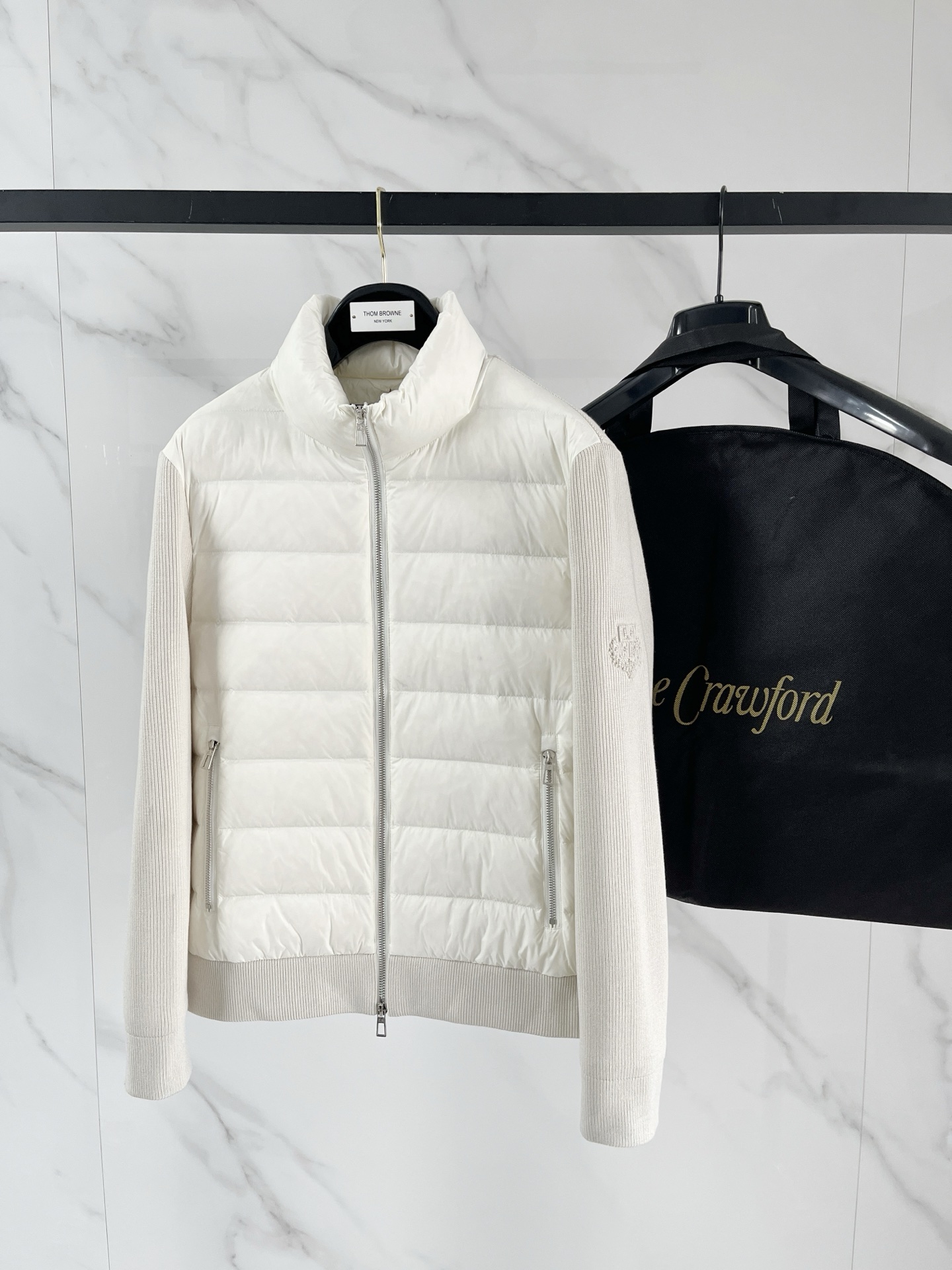 NO:594802,Feather - LP-Loro Piana old money style classic men's business casual knitted down jacket. It is a typical Italian style fashion, a trading company channel product. It is very sophisticated in terms of fabric selection and craftsmanship, and is in line with the aesthetic tone of the LP family. It is low-key and luxurious, elegant and noble. Every detail is to prove the brand's own high-end sense. The whole body interprets the Italian minimalist, capable and outdoor functional style to the extreme. It is both solemn and harmonious, and the upper body is full of style!  A treasure-level functional equipment that combines fashion sense and design sense, creating a unique style item, improved pilot shape design, classic lapel design, retro and age-reducing yet very fashionable, the cuffs and hem are spliced ​​with elastic thread details, and classic diagonal pockets are embellished!  Composite functional technical fabrics imported from Italy have lightweight outdoor functional effects, excellent windproof and waterproof qualities, excellent breathability, first-class texture, superior stiffness, quite elegant and fashionable!  The color is light and versatile, the cut is smart and neat, the upper body instantly highlights the spirit, the style is full, and it can easily control various body types. It is a jacket that perfectly combines business commuting and outdoor leisure. It is a piece of equipment with extremely high wearability and attendance rate!  Color black blue off-white Size 48-56 (M-3XL) 48 length 65 shoulder width 45 bust 110 sleeve length 61 50 length 66 shoulder width 46 bust 114 sleeve length 62 52 length 67 shoulder width 47 bust 118 sleeve length 63 54 length 68 shoulder width 48 bust 122 sleeve length 64  56 length 69 shoulder width 49 bust 126 sleeve length 65,,loro piana,loro piana,jackets & coats,down jacket,alexander wang19860909羽- LP-Loro Piana诺悠翩雅老钱风经典男士商务休闲针织羽绒服外套 颇具意大利典型风格的时装,贸易公司渠道臻品 在面料选取和工艺方面都相当考究,极符合LP家族美学基调,低调且奢华,优雅且高贵,每一个细节都在力证品牌自身的高级感,通体将意式的极简、干练和户外功能性风格极致诠释,亦庄亦谐,上身型款十足！集时装感与设计感的一款宝藏级功能型装备,塑造出别具一格的造型单品,改良式的飞行员造型设计,经典的翻领设计,复古减龄又非常时髦,袖口与下摆运用松紧螺纹细节拼接,经典斜插式口袋点缀！意大利客供进口复合功能性科技面料,具备户外轻型功能效果,具备的防风防水特质,透气性绝佳,质感一流,挺括性优越,颇为优雅且时髦！配色轻熟百搭,版型剪裁干练利落,上身瞬间凸显出精神感,型款十足,轻松驾驭各种身型,商务通勤与户外休闲完美兼备的一款外套,属于实穿性出勤率极高的一款装备！ 颜色黑色 蓝色 米白色 码数48-56(M-3XL） 48衣长65肩宽45胸围110袖长61 50衣长66肩宽46胸围114袖长62 52衣长67肩宽47胸围118袖长63 54衣长68肩宽48胸围122袖长64 56衣长69肩宽49胸围126袖长65,,loro piana,loro piana,jackets & coats,down jacket,alexander wang,Men's clothing