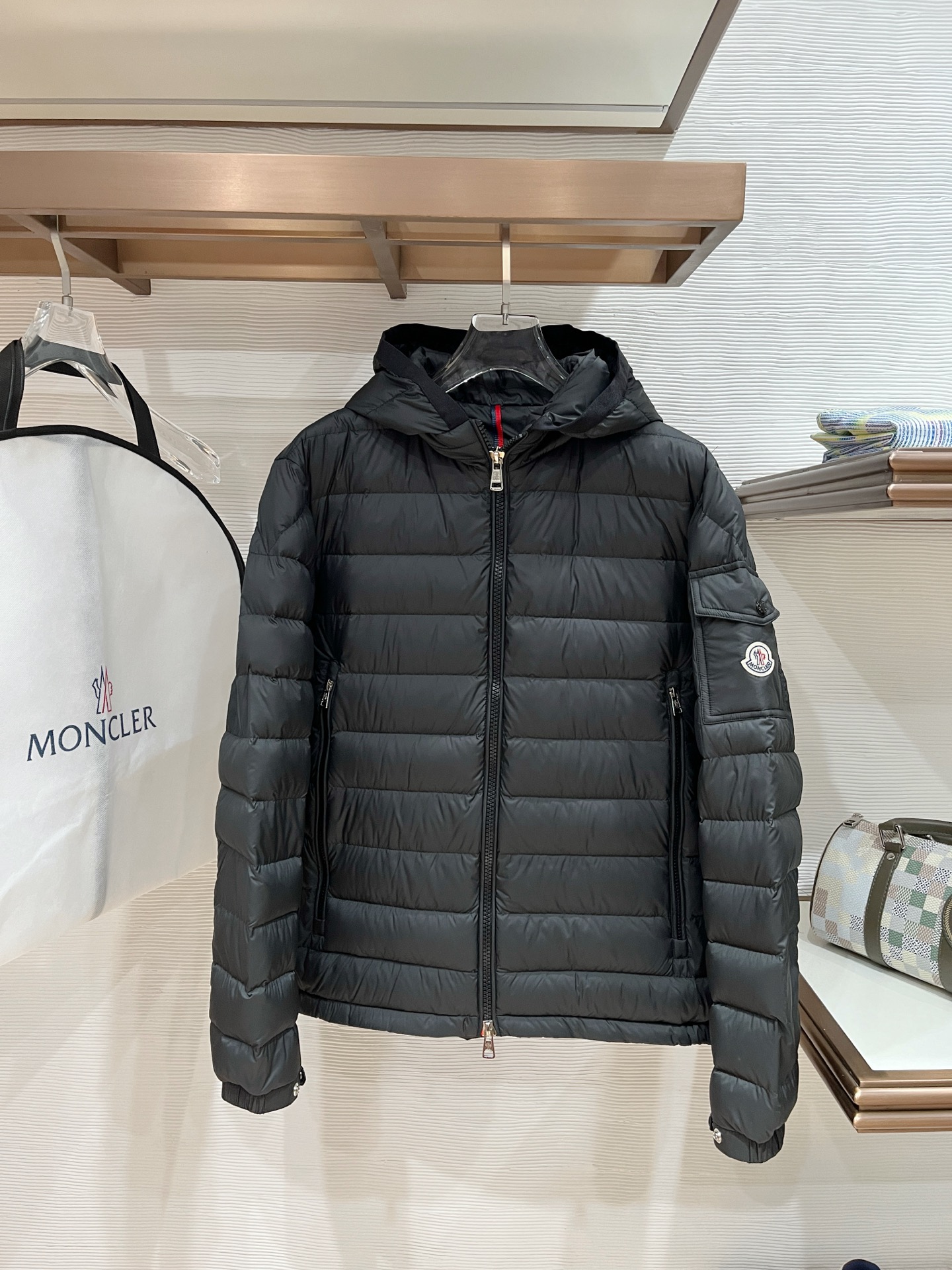 NO:614595,Special down Moncler Galion men's short hooded down jacket jacket. Special goose down filling original replacement fabric and original matching hardware. The tag bar code is complete and consistent with the official website. The tag has built-in NFC electronic induction anti-counterfeiting. Supports multiple anti-counterfeiting verifications. Comes standard with a full set of counter gift box packaging. (original airplane box, original shopping bag, original dust-proof grass, original hanger, original thank you card, original ribbon, upgraded original oversized magnetic gift box.)  The Galion men's short down jacket is lightweight and warm, suitable for all seasons and trends. This hooded down jacket is inspired by the Moncler Maya jacket. The Galion men's down jacket is a classic design piece from Moncler, reflecting the brand's timeless aesthetic and sportswear essence. The short down jacket is made from micro chic fabric, which combines lightness with excellent thermal protection. The fit of the hooded down jacket and the patch pockets on the sleeves pay tribute to the classic Moncler Maya jacket. Details  Made of lightweight micro chic fabric Lightweight micro chic lining Filled with down Hood with nylon laqué lining Zipper closure Zipper pockets Sleeve pockets with snap buttons Adjustable cuffs Size: 1-5 Black Green D00630,,jackets & coats,jackets & coats,down jacket,hats,alexander wang19860909特级羽绒Moncler Galion男士短款连帽羽绒服夹克外套. 特级鹅绒填充原厂替换面料原厂配套五金.吊牌条码款号齐全,对应官网一致.吊牌内置NFC电子感应防伪.支持多重防伪验证. 标配全套柜台礼盒包装.（原版飞机盒,原版购物袋,原版防尘草,原版衣架,原版感谢卡,原版丝带,升级原版超大磁吸礼盒.） Galion男士短款羽绒夹克轻便而保暖,适合各种季节和潮流.这款连帽羽绒服的灵感源自Moncler Maya夹克. Galion男士羽绒夹克是Moncler的经典设计单品,展现品牌隽永美学和运动装精髓.该短款羽绒服采用micro chic面料制成,兼具轻盈质地与出色保暖防护性能.此连帽羽绒服的版型以及衣袖上的贴袋向经典款Moncler Maya夹克致意. 详情 采用轻盈micro chic面料制成 轻盈micro chic衬里 填充羽绒 兜帽搭配nylon laqué衬里 拉链开合 拉链口袋 衣袖口袋设有按扣 可调节袖口 Size : 1-5 黑色 绿色 D00630,,jackets & coats,jackets & coats,down jacket,hats,alexander wang,Men's clothing