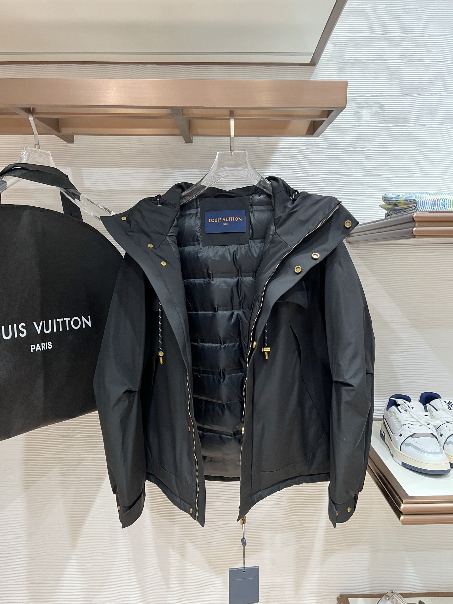 。 Louis Vuitton 驴家# 25秋冬时尚连帽夹克羽绒内冲100g-90白鸭绒，轻薄有型，上身