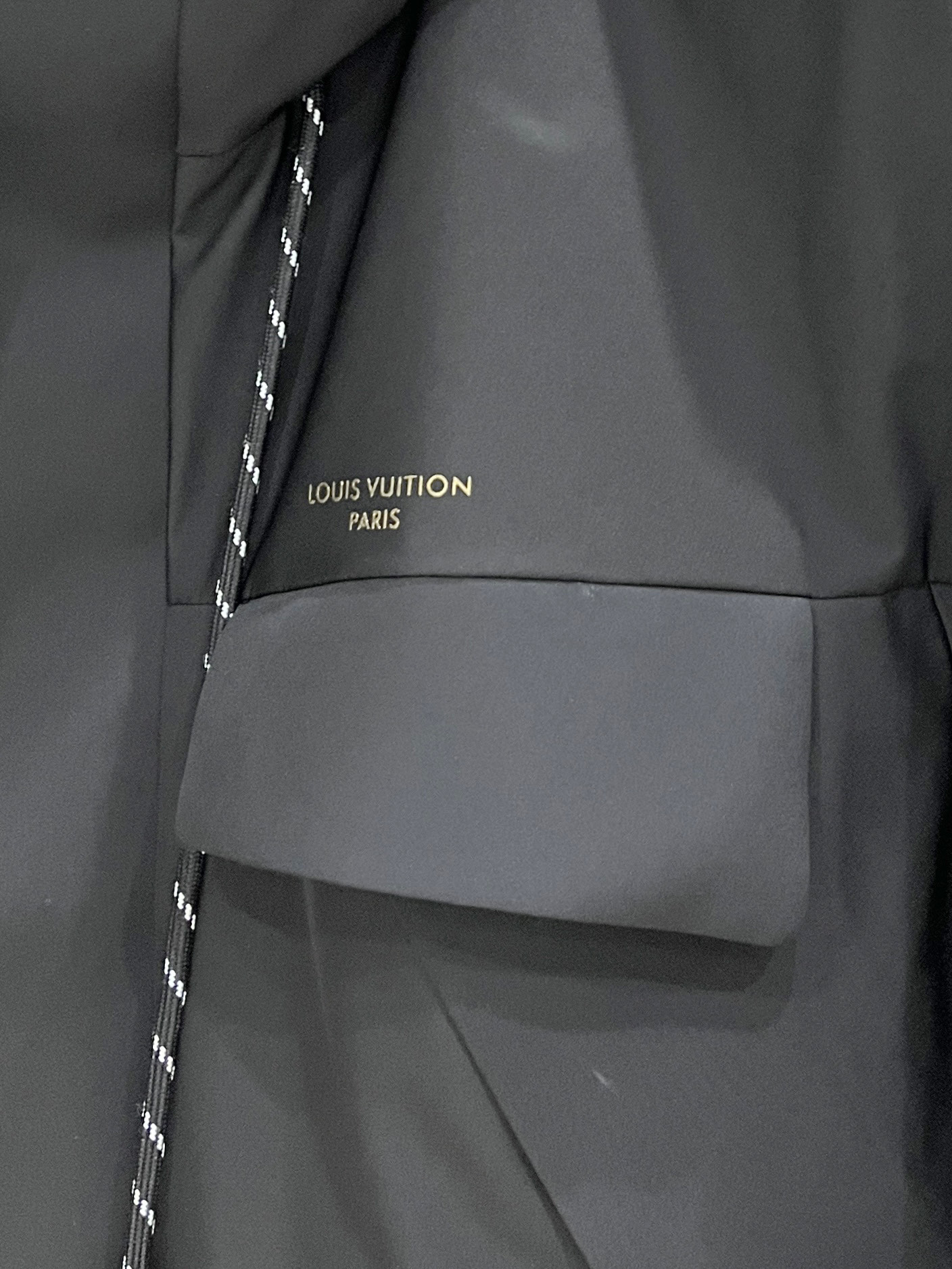 。 Louis Vuitton 驴家# 25秋冬时尚连帽夹克羽绒内冲100g-90白鸭绒，轻薄有型，上身