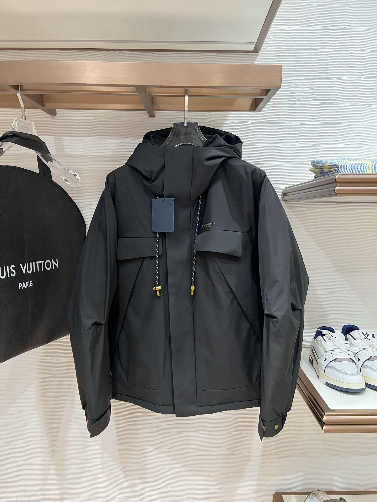 NO:691306,.Louis Vuitton Lvjia# 25 Autumn and Winter fashionable hooded down jacket, filled with 100g-90 white duck down, light and stylish, not bloated on the upper body, quite typical Italian style fashion, trading company channel premium product  The fabric selection and craftsmanship are very sophisticated, which is in line with the brand's century-old aesthetic tone. It is low-key and luxurious, elegant and noble. Every detail is a testament to the brand's own high-end sense. The whole body interprets the Italian minimalist, capable and outdoor functional style. It is both elegant and harmonious, and the upper body is full of shape. It is a treasure-level functional equipment that combines fashion sense and design sense. It creates a unique style item, improved pilot style design, classic and fashionable design, retro and age-reducing but very fashionable!  Fabrics imported from Italy. The texture is as delicate as baby skin. It has superior stiffness, is quite elegant and fashionable!  The color is light and versatile, the cut is smart and neat, the upper body instantly highlights the spirit, the style is full, and it can easily control various body types. It is a jacket that perfectly combines business commuting and outdoor leisure. It is a piece of equipment with extremely high wearability and attendance rate!  Color Black Size M L XL 2XL 3XL,,louis vuitton,louis vuitton,louis vuitton,jackets & coats,jackets & coats,down jacket,hats,19860909.Louis Vuitton 驴家# 25秋冬时尚连帽夹克羽绒 内冲100g-90白鸭绒,轻薄有型,上身不臃肿,颇具意大利典型风格的时装,贸易公司渠道臻品 在面料选取和工艺方面都相当考究,极符合该品牌百年美学基调,低调且奢华,优雅且高贵,每一个细节都在力证品牌自身的高级感,通体将意式的极简、干练和户外功能性风格极致诠释,亦庄亦谐,上身型款十足,集时装感与设计感的一款宝藏级功能型装备,塑造出别具一格的造型单品,改良式的飞行员造型设计,经典又时尚设计,复古减龄又非常时髦！ 意大利客供进口面料.质感如婴儿皮肤一样细腻.挺括性优越,颇为优雅且时髦！配色轻熟百搭,版型剪裁干练利落,上身瞬间凸显出精神感,型款十足,轻松驾驭各种身型,商务通勤与户外休闲完美兼备的一款外套,属于实穿性出勤率极高的一款装备！ 颜色黑色 码数M L XL 2XL 3XL,,louis vuitton,louis vuitton,louis vuitton,jackets & coats,jackets & coats,down jacket,hats,,Men's clothing