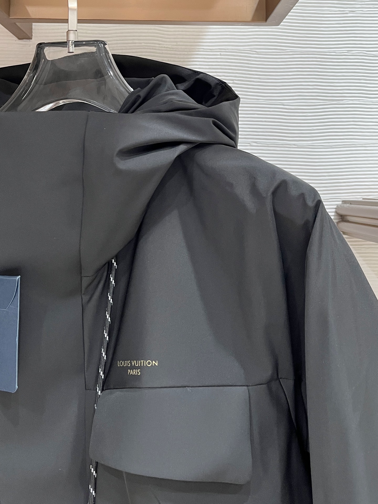 。 Louis Vuitton 驴家# 25秋冬时尚连帽夹克羽绒内冲100g-90白鸭绒，轻薄有型，上身