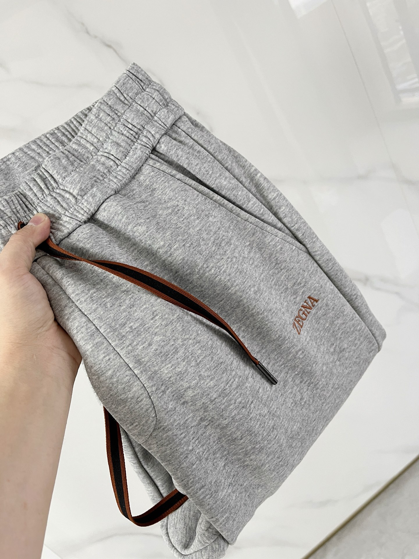 NO:614612,A 28-25 Autumn and Winter # Zegna Zegna mink velvet all-in-one velvet trousers are the most indispensable velvet products in autumn and winter, especially trousers of this brand, which are really extremely rare. This model is the latest model on the counter this year. The performance and specifications are synchronized online with high-value products, making your matching more outstanding and more diversified.  Created by splicing styles, this is also the latest street style this year. It is not only an exclusive interpretation, but also major brands have launched this style one after another. It has a luxury similar to fiber pants and takes into account the comfort performance of casual pants. It has a functional style effect, showing more class and fashion performance. Secondly, the trousers are embellished with classic brand elements. This element is definitely a classic among classics. It not only adds to the attraction, but also gives people a bright feeling.  Coupled with the slim fit and three-dimensional cutting design, the upper body is very slim and stylish, and the matching performance is super outstanding. It easily depicts the style and gives people a cool and handsome visual effect. Color Black/Gray Size M L  XL size waist 82-hips 106-pant length 100-foot opening 26 2XL size waist 86-hips-110-pant length 101-foot opening 27 3XL size waist 90-hips 114-pant length 102-foot opening 28,,zegna,alexander wang19860909A 28-25秋冬# Zegna 杰尼亚 水貂绒一体加绒裤 秋冬最不能缺少的加绒产物,尤其是这种品牌的裤装单品,真的是极其的罕见,此款更是本年度的柜台最新款,性能与规格同步在线的高颜值产物,让你的搭配更加的出彩,更具备多元化 风格拼接打造,这也是今年最新的街头风尚,不仅独家在演绎,各大品牌都是相继推出了这种款式它带着类似于纤维裤的奢华兼顾了休闲裤的舒适性能,带着机能风的效果,更显档次与时尚性能感 其次则是裤身经典的品牌元素点缀,这个元素绝对是经典中的经典,增加看点的同时,更是给人一种眼前一亮的感觉 加上修身有度的版型立体裁剪设计,上身十分的显瘦有型,搭配性能超级的出色出彩,轻松的刻画风格段位,给人一种酷帅十足的视觉效果 颜色黑色/灰色 码数M L XL 2XL 3XL M码腰围74-臀围98-裤长99-脚口24 L码腰围78-臀围102-裤长99-脚口25 XL码腰围82-臀围106-裤长100-脚口26 2XL码腰围86-臀围-110-裤长101-脚口27 3XL码腰围90-臀围114-裤长102-脚口28,,zegna,alexander wang,Men's clothing