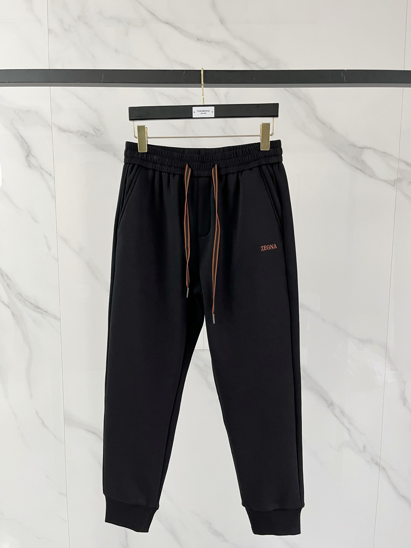 NO:614616,A28-25 Autumn and Winter# Zegna Zegna mink velvet all-in-one velvet trousers are the most indispensable velvet products in autumn and winter, especially trousers of this brand, which are really extremely rare. This model is the latest model on the counter this year. The performance and specifications are online at the same time, making your matching more outstanding and diversified.  Created by splicing styles, this is also the latest street style this year. It is not only an exclusive interpretation, but also major brands have launched this style one after another. It has a luxury similar to fiber pants and takes into account the comfort performance of casual pants. It has a functional style effect, showing more class and fashion performance. Secondly, the trousers are embellished with classic brand elements. This element is definitely a classic among classics. It not only adds to the attraction, but also gives people a bright feeling.  Coupled with the slim fit and three-dimensional cutting design, the upper body is very slim and stylish, and the matching performance is super outstanding. It easily depicts the style and gives people a cool and handsome visual effect. Color Black/Gray Size M L  XL size waist 82-hips 106-pant length 100-foot opening 26 2XL size waist 86-hips-110-pant length 101-foot opening 27 3XL size waist 90-hips 114-pant length 102-foot opening 28,,zegna,alexander wang19860909A28-25秋冬# Zegna 杰尼亚 水貂绒一体加绒裤 秋冬最不能缺少的加绒产物,尤其是这种品牌的裤装单品,真的是极其的罕见,此款更是本年度的柜台最新款,性能与规格同步在线的高颜值产物,让你的搭配更加的出彩,更具备多元化 风格拼接打造,这也是今年最新的街头风尚,不仅独家在演绎,各大品牌都是相继推出了这种款式它带着类似于纤维裤的奢华兼顾了休闲裤的舒适性能,带着机能风的效果,更显档次与时尚性能感 其次则是裤身经典的品牌元素点缀,这个元素绝对是经典中的经典,增加看点的同时,更是给人一种眼前一亮的感觉 加上修身有度的版型立体裁剪设计,上身十分的显瘦有型,搭配性能超级的出色出彩,轻松的刻画风格段位,给人一种酷帅十足的视觉效果 颜色黑色/灰色 码数M L XL 2XL 3XL M码腰围74-臀围98-裤长99-脚口24 L码腰围78-臀围102-裤长99-脚口25 XL码腰围82-臀围106-裤长100-脚口26 2XL码腰围86-臀围-110-裤长101-脚口27 3XL码腰围90-臀围114-裤长102-脚口28,,zegna,alexander wang,Men's clothing