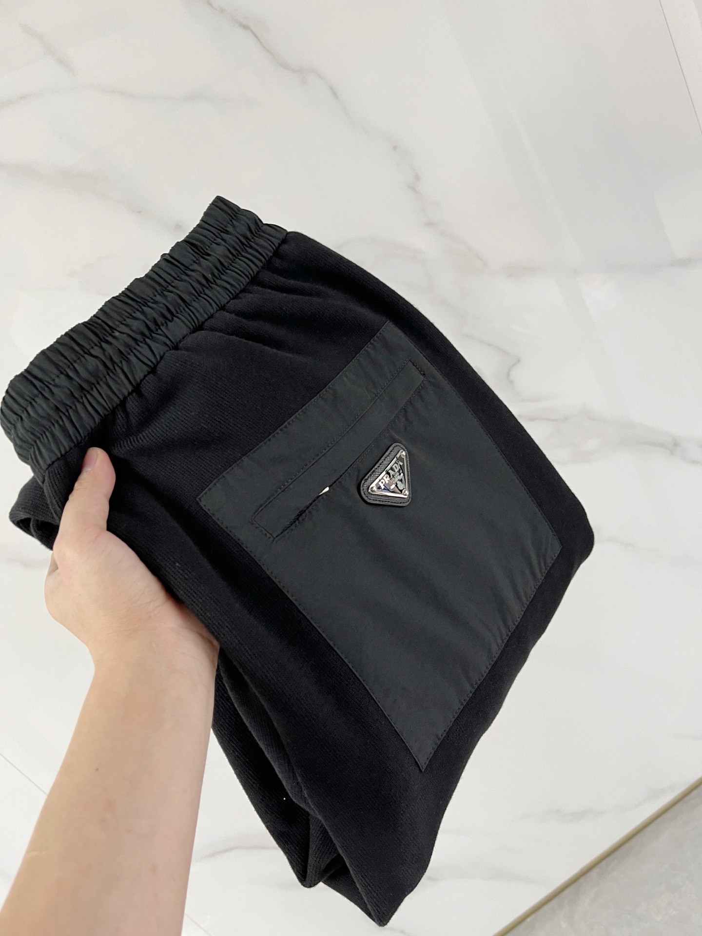 NO:614624,A28-25 Autumn and Winter # Prada Mink velvet all-in-one velvet trousers are the most indispensable velvet products in autumn and winter, especially trousers of this brand, which are really extremely rare. This model is the latest model on the counter this year. The performance and specifications are synchronized online with high-value products, making your matching more outstanding and more diversified.  Created by splicing styles, this is also the latest street style this year. It is not only an exclusive interpretation, but also major brands have launched this style one after another. It has a luxury similar to fiber pants and takes into account the comfort performance of casual pants. It has a functional style effect, showing more class and fashion performance. Secondly, the trousers are embellished with classic brand elements. This element is definitely a classic among classics. It not only adds to the attraction, but also gives people a bright feeling.  Coupled with the slim fit and three-dimensional cutting design, the upper body is very slim and stylish, and the matching performance is super outstanding. It easily depicts the style and gives people a cool and handsome visual effect. Color Black/Apricot Size M L  XL size waist 82-hip 106-pant length 100-foot opening 26 2XL size waist 86-hip circumference-110-pant length 101-foot opening 27 3XL size waist 90-hip 114-pant length 102-foot opening 28,,prada,prada,alexander wang19860909A28-25秋冬# Prada 普拉达 水貂绒一体加绒裤 秋冬最不能缺少的加绒产物,尤其是这种品牌的裤装单品,真的是极其的罕见,此款更是本年度的柜台最新款,性能与规格同步在线的高颜值产物,让你的搭配更加的出彩,更具备多元化 风格拼接打造,这也是今年最新的街头风尚,不仅独家在演绎,各大品牌都是相继推出了这种款式它带着类似于纤维裤的奢华兼顾了休闲裤的舒适性能,带着机能风的效果,更显档次与时尚性能感 其次则是裤身经典的品牌元素点缀,这个元素绝对是经典中的经典,增加看点的同时,更是给人一种眼前一亮的感觉 加上修身有度的版型立体裁剪设计,上身十分的显瘦有型,搭配性能超级的出色出彩,轻松的刻画风格段位,给人一种酷帅十足的视觉效果 颜色黑色/杏色 码数M L XL 2XL 3XL M码腰围74-臀围98-裤长99-脚口24 L码腰围78-臀围102-裤长99-脚口25 XL码腰围82-臀围106-裤长100-脚口26 2XL码腰围86-臀围-110-裤长101-脚口27 3XL码腰围90-臀围114-裤长102-脚口28,,prada,prada,alexander wang,Men's clothing