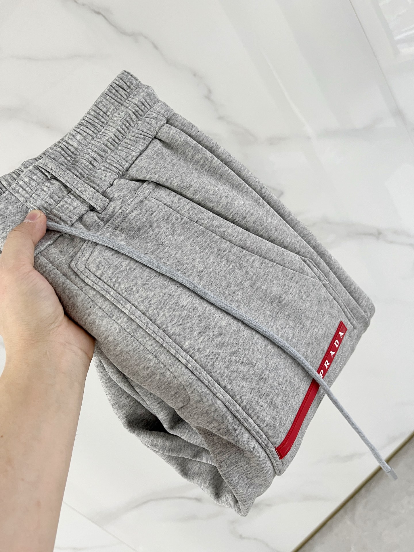 NO:614628,A 28-25 Autumn and Winter# Prada Prada mink velvet all-in-one velvet trousers are the most indispensable velvet products in autumn and winter, especially trousers of this brand, which are really extremely rare. This model is the latest model on the counter this year. The performance and specifications are synchronized online with high-value products, making your matching more outstanding and more diversified.  Created by splicing styles, this is also the latest street style this year. It is not only an exclusive interpretation, but also major brands have launched this style one after another. It has a luxury similar to fiber pants and takes into account the comfort performance of casual pants. It has a functional style effect, showing more class and fashion performance. Secondly, the trousers are embellished with classic brand elements. This element is definitely a classic among classics. It not only adds to the attraction, but also gives people a bright feeling.  Coupled with the slim fit and three-dimensional cutting design, the upper body is very slim and stylish, and the matching performance is super outstanding. It easily depicts the style and gives people a cool and handsome visual effect. Color Black/White/Gray Size M L  XL size waist 82-hip 106-pant length 100-foot opening 26 2XL size waist 86-hip circumference-110-pant length 101-foot opening 27 3XL size waist 90-hip 114-pant length 102-foot opening 28,,prada,prada,alexander wang19860909A 28-25秋冬# Prada 普拉达 水貂绒一体加绒裤 秋冬最不能缺少的加绒产物,尤其是这种品牌的裤装单品,真的是极其的罕见,此款更是本年度的柜台最新款,性能与规格同步在线的高颜值产物,让你的搭配更加的出彩,更具备多元化 风格拼接打造,这也是今年最新的街头风尚,不仅独家在演绎,各大品牌都是相继推出了这种款式它带着类似于纤维裤的奢华兼顾了休闲裤的舒适性能,带着机能风的效果,更显档次与时尚性能感 其次则是裤身经典的品牌元素点缀,这个元素绝对是经典中的经典,增加看点的同时,更是给人一种眼前一亮的感觉 加上修身有度的版型立体裁剪设计,上身十分的显瘦有型,搭配性能超级的出色出彩,轻松的刻画风格段位,给人一种酷帅十足的视觉效果 颜色黑色/白色/灰色 码数M L XL 2XL 3XL M码腰围74-臀围98-裤长99-脚口24 L码腰围78-臀围102-裤长99-脚口25 XL码腰围82-臀围106-裤长100-脚口26 2XL码腰围86-臀围-110-裤长101-脚口27 3XL码腰围90-臀围114-裤长102-脚口28,,prada,prada,alexander wang,Men's clothing