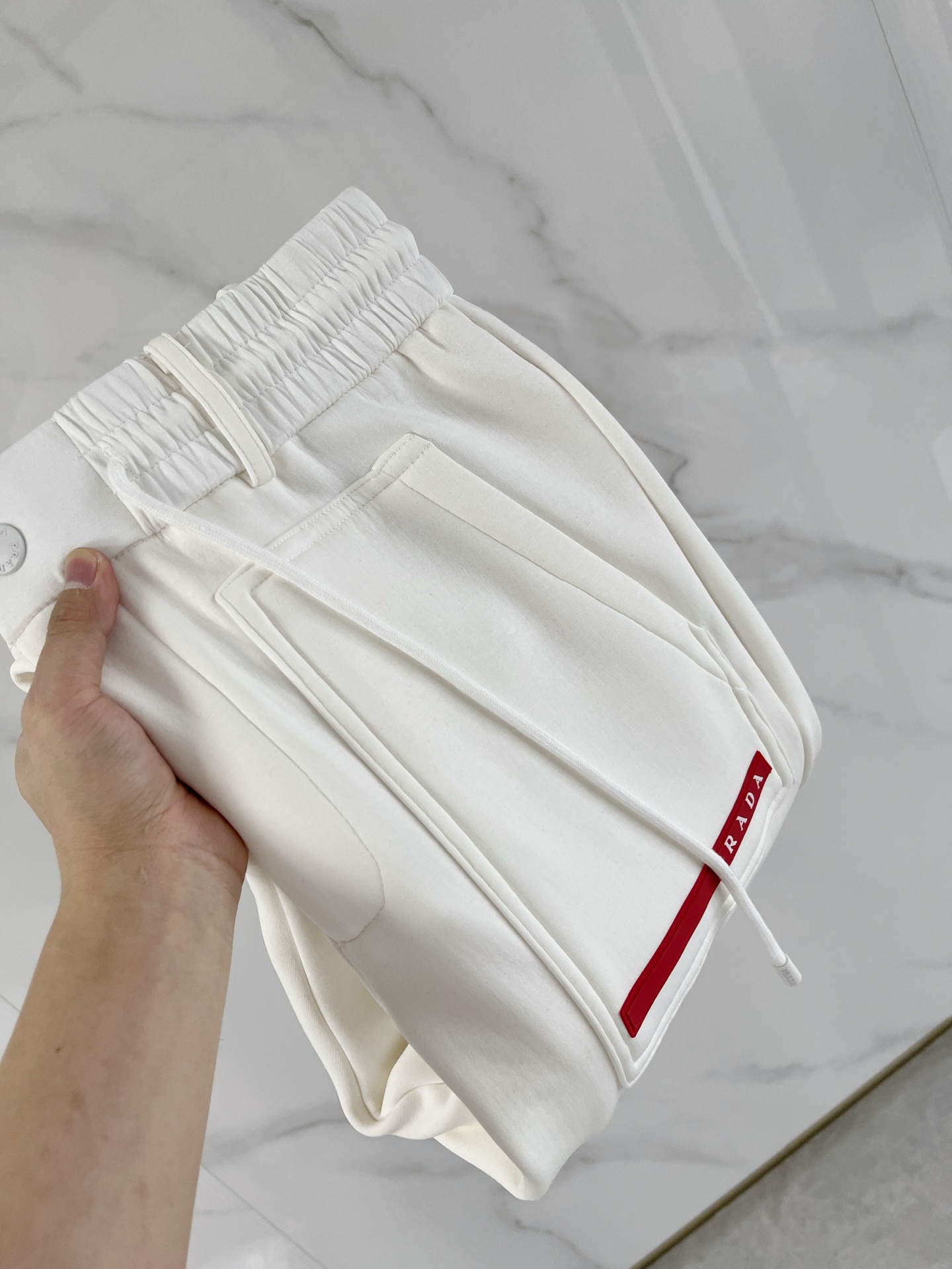 NO:614632,A28-25 Autumn and Winter # Prada Mink velvet all-in-one velvet trousers are the most indispensable velvet products in autumn and winter, especially trousers of this brand, which are really extremely rare. This model is the latest model on the counter this year. The performance and specifications are synchronized online with high-value products, making your matching more outstanding and more diversified.  Created by splicing styles, this is also the latest street style this year. It is not only an exclusive interpretation, but also major brands have launched this style one after another. It has a luxury similar to fiber pants and takes into account the comfort performance of casual pants. It has a functional style effect, showing more class and fashion performance. Secondly, the trousers are embellished with classic brand elements. This element is definitely a classic among classics. It not only adds to the attraction, but also gives people a bright feeling.  Coupled with the slim fit and three-dimensional cutting design, the upper body is very slim and stylish, and the matching performance is super outstanding. It easily depicts the style and gives people a cool and handsome visual effect. Color Black/White/Gray Size M L  XL size waist 82-hip 106-pant length 100-foot opening 26 2XL size waist 86-hip circumference-110-pant length 101-foot opening 27 3XL size waist 90-hip 114-pant length 102-foot opening 28,,prada,prada,alexander wang19860909A28-25秋冬# Prada 普拉达 水貂绒一体加绒裤 秋冬最不能缺少的加绒产物,尤其是这种品牌的裤装单品,真的是极其的罕见,此款更是本年度的柜台最新款,性能与规格同步在线的高颜值产物,让你的搭配更加的出彩,更具备多元化 风格拼接打造,这也是今年最新的街头风尚,不仅独家在演绎,各大品牌都是相继推出了这种款式它带着类似于纤维裤的奢华兼顾了休闲裤的舒适性能,带着机能风的效果,更显档次与时尚性能感 其次则是裤身经典的品牌元素点缀,这个元素绝对是经典中的经典,增加看点的同时,更是给人一种眼前一亮的感觉 加上修身有度的版型立体裁剪设计,上身十分的显瘦有型,搭配性能超级的出色出彩,轻松的刻画风格段位,给人一种酷帅十足的视觉效果 颜色黑色/白色/灰色 码数M L XL 2XL 3XL M码腰围74-臀围98-裤长99-脚口24 L码腰围78-臀围102-裤长99-脚口25 XL码腰围82-臀围106-裤长100-脚口26 2XL码腰围86-臀围-110-裤长101-脚口27 3XL码腰围90-臀围114-裤长102-脚口28,,prada,prada,alexander wang,Men's clothing