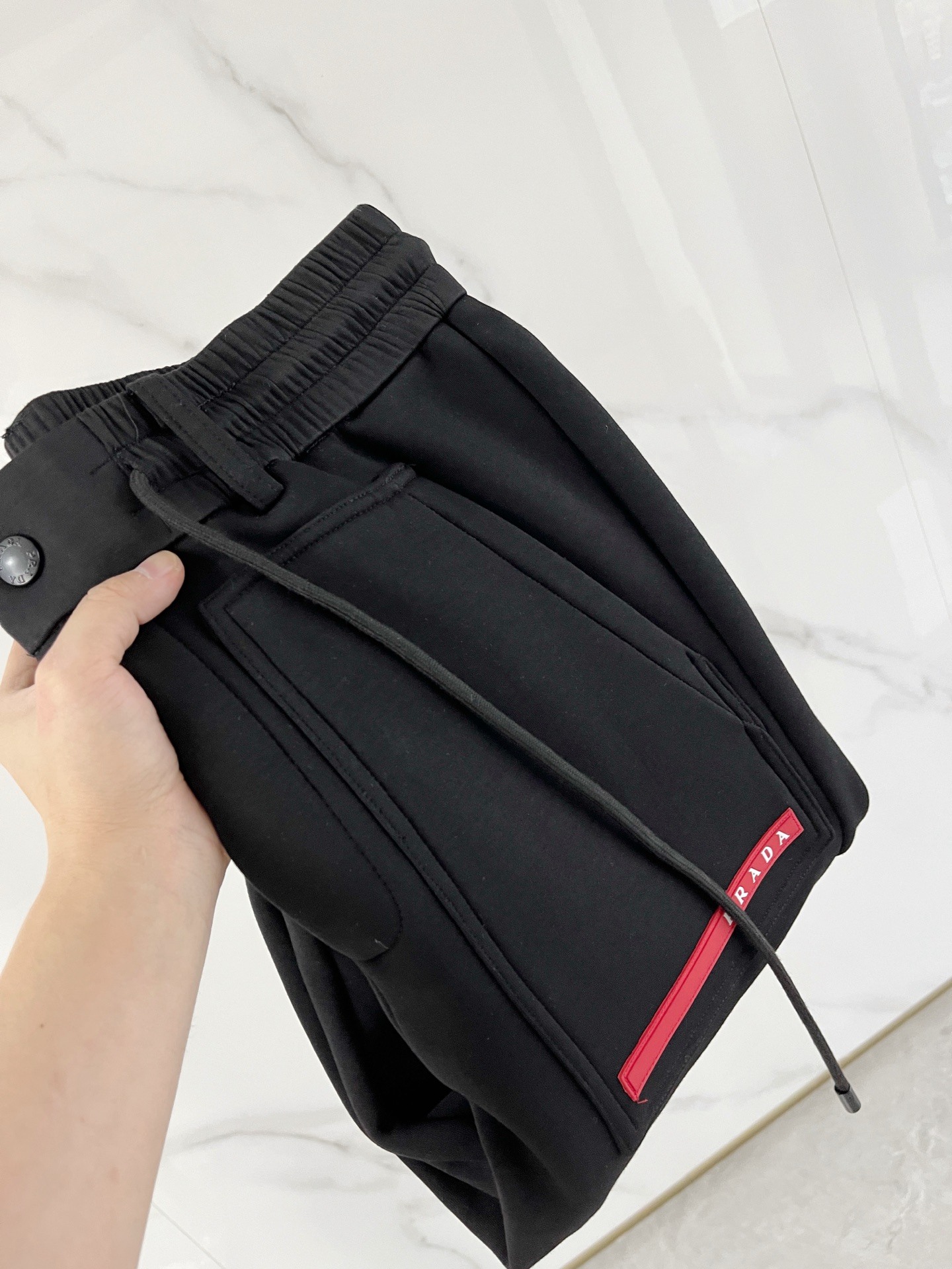 NO:614637,A 28-25 Autumn and Winter# Prada Prada mink velvet all-in-one velvet trousers are the most indispensable velvet products in autumn and winter, especially trousers of this brand, which are really extremely rare. This model is the latest model on the counter this year. The performance and specifications are synchronized online with high-value products, making your matching more outstanding and more diversified.  Created by splicing styles, this is also the latest street style this year. It is not only an exclusive interpretation, but also major brands have launched this style one after another. It has a luxury similar to fiber pants and takes into account the comfort performance of casual pants. It has a functional style effect, showing more class and fashion performance. Secondly, the trousers are embellished with classic brand elements. This element is definitely a classic among classics. It not only adds to the attraction, but also gives people a bright feeling.  Coupled with the slim fit and three-dimensional cutting design, the upper body is very slim and stylish, and the matching performance is super outstanding. It easily depicts the style and gives people a cool and handsome visual effect. Color Black/White/Gray Size M L  XL size waist 82-hip 106-pant length 100-foot opening 26 2XL size waist 86-hip circumference-110-pant length 101-foot opening 27 3XL size waist 90-hip 114-pant length 102-foot opening 28,,prada,prada,alexander wang19860909A 28-25秋冬# Prada 普拉达 水貂绒一体加绒裤 秋冬最不能缺少的加绒产物,尤其是这种品牌的裤装单品,真的是极其的罕见,此款更是本年度的柜台最新款,性能与规格同步在线的高颜值产物,让你的搭配更加的出彩,更具备多元化 风格拼接打造,这也是今年最新的街头风尚,不仅独家在演绎,各大品牌都是相继推出了这种款式它带着类似于纤维裤的奢华兼顾了休闲裤的舒适性能,带着机能风的效果,更显档次与时尚性能感 其次则是裤身经典的品牌元素点缀,这个元素绝对是经典中的经典,增加看点的同时,更是给人一种眼前一亮的感觉 加上修身有度的版型立体裁剪设计,上身十分的显瘦有型,搭配性能超级的出色出彩,轻松的刻画风格段位,给人一种酷帅十足的视觉效果 颜色黑色/白色/灰色 码数M L XL 2XL 3XL M码腰围74-臀围98-裤长99-脚口24 L码腰围78-臀围102-裤长99-脚口25 XL码腰围82-臀围106-裤长100-脚口26 2XL码腰围86-臀围-110-裤长101-脚口27 3XL码腰围90-臀围114-裤长102-脚口28,,prada,prada,alexander wang,Men's clothing