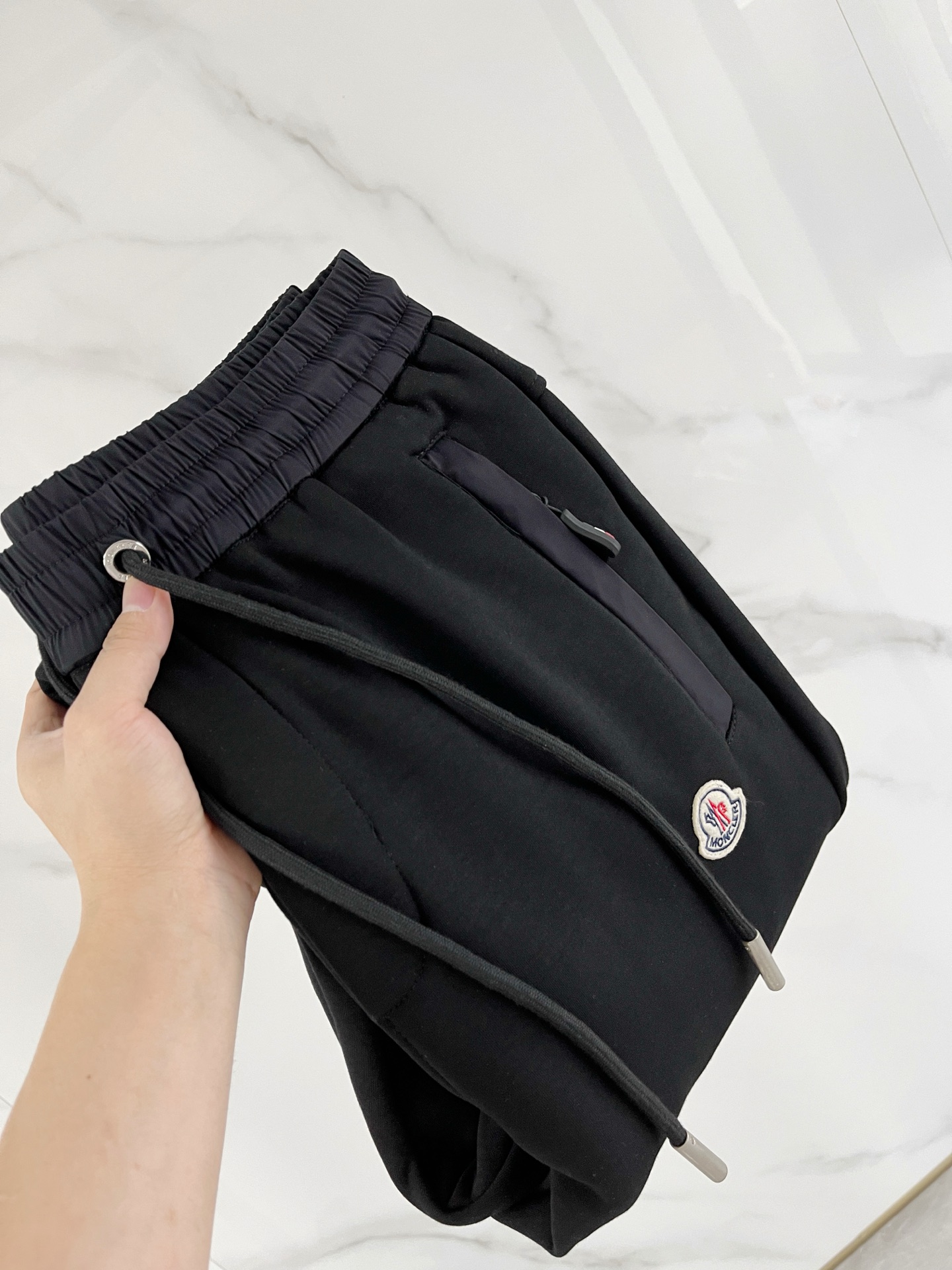 NO:614642,A 28-25 Autumn and Winter # Moncler Mink Velvet One-piece Velvet Pants are the most indispensable velvet products in autumn and winter, especially trousers of this brand, which are really extremely rare. This model is the latest model on the counter this year. The performance and specifications are synchronized online with high-value products, making your matching more outstanding and diversified.  Created by splicing styles, this is also the latest street style this year. It is not only an exclusive interpretation, but also major brands have launched this style one after another. It has a luxury similar to fiber pants and takes into account the comfort performance of casual pants. It has a functional style effect, showing more class and fashion performance. Secondly, the trousers are embellished with classic brand elements. This element is definitely a classic among classics. It not only adds to the attraction, but also gives people a bright feeling.  Coupled with the slim fit and three-dimensional cutting design, the upper body is very slim and stylish, and the matching performance is super outstanding. It easily depicts the style and gives people a cool and handsome visual effect. Color Black/Gray Size M L  XL size waist 82-hip 106-pant length 100-foot opening 26 2XL size waist 86-hip circumference-110-pant length 101-foot opening 27 3XL size waist 90-hip 114-pant length 102-foot opening 28,,Moncler,alexander wang19860909A 28-25秋冬# Moncler 蒙口 水貂绒一体加绒裤 秋冬最不能缺少的加绒产物,尤其是这种品牌的裤装单品,真的是极其的罕见,此款更是本年度的柜台最新款,性能与规格同步在线的高颜值产物,让你的搭配更加的出彩,更具备多元化 风格拼接打造,这也是今年最新的街头风尚,不仅独家在演绎,各大品牌都是相继推出了这种款式它带着类似于纤维裤的奢华兼顾了休闲裤的舒适性能,带着机能风的效果,更显档次与时尚性能感 其次则是裤身经典的品牌元素点缀,这个元素绝对是经典中的经典,增加看点的同时,更是给人一种眼前一亮的感觉 加上修身有度的版型立体裁剪设计,上身十分的显瘦有型,搭配性能超级的出色出彩,轻松的刻画风格段位,给人一种酷帅十足的视觉效果 颜色黑色/灰色 码数M L XL 2XL 3XL M码腰围74-臀围98-裤长99-脚口24 L码腰围78-臀围102-裤长99-脚口25 XL码腰围82-臀围106-裤长100-脚口26 2XL码腰围86-臀围-110-裤长101-脚口27 3XL码腰围90-臀围114-裤长102-脚口28,,Moncler,alexander wang,Men's clothing