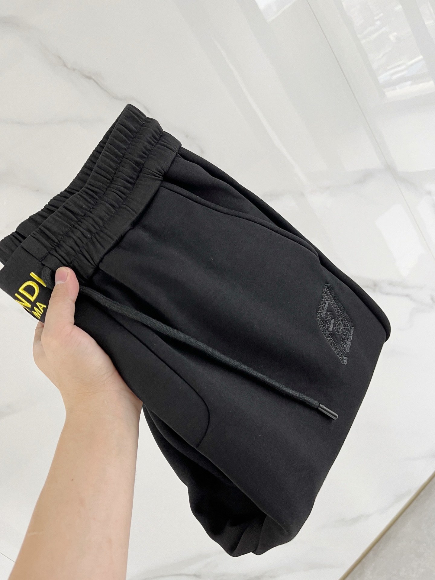 NO:614660,A 28-25 Autumn and Winter # Fendi Fendi mink velvet all-in-one velvet trousers are the most indispensable velvet products in autumn and winter, especially trousers of this brand, which are really extremely rare. This model is the latest model on the counter this year. The performance and specifications are online at the same time, making your matching more outstanding and diversified.  Created by splicing styles, this is also the latest street style this year. It is not only an exclusive interpretation, but also major brands have launched this style one after another. It has a luxury similar to fiber pants and takes into account the comfort performance of casual pants. It has a functional style effect, showing more class and fashion performance. Secondly, the trousers are embellished with classic brand elements. This element is definitely a classic among classics. It not only adds to the attraction, but also gives people a bright feeling.  Coupled with the slim fit and three-dimensional cutting design, the upper body is very slim and stylish, and the matching performance is super outstanding. It easily depicts the style and gives people a cool and handsome visual effect. Color Black/Gray/Blue Size M L  XL size waist 82-hip 106-pant length 100-foot opening 26 2XL size waist 86-hip circumference-110-pant length 101-foot opening 27 3XL size waist 90-hip 114-pant length 102-foot opening 28,,fendi,fendi,alexander wang19860909A 28-25秋冬# Fendi 芬迪 水貂绒一体加绒裤 秋冬最不能缺少的加绒产物,尤其是这种品牌的裤装单品,真的是极其的罕见,此款更是本年度的柜台最新款,性能与规格同步在线的高颜值产物,让你的搭配更加的出彩,更具备多元化 风格拼接打造,这也是今年最新的街头风尚,不仅独家在演绎,各大品牌都是相继推出了这种款式它带着类似于纤维裤的奢华兼顾了休闲裤的舒适性能,带着机能风的效果,更显档次与时尚性能感 其次则是裤身经典的品牌元素点缀,这个元素绝对是经典中的经典,增加看点的同时,更是给人一种眼前一亮的感觉 加上修身有度的版型立体裁剪设计,上身十分的显瘦有型,搭配性能超级的出色出彩,轻松的刻画风格段位,给人一种酷帅十足的视觉效果 颜色黑色/灰色/蓝色 码数M L XL 2XL 3XL M码腰围74-臀围98-裤长99-脚口24 L码腰围78-臀围102-裤长99-脚口25 XL码腰围82-臀围106-裤长100-脚口26 2XL码腰围86-臀围-110-裤长101-脚口27 3XL码腰围90-臀围114-裤长102-脚口28,,fendi,fendi,alexander wang,Men's clothing