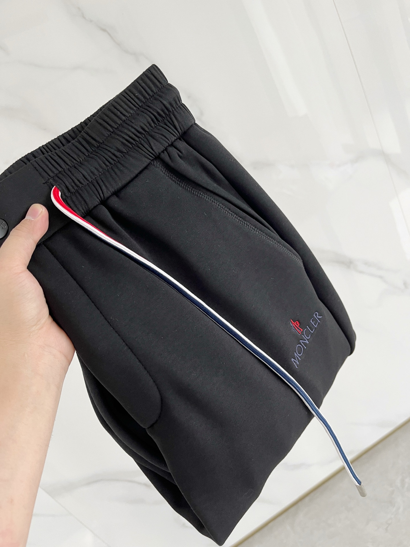 NO:614666,A28-25 Autumn and Winter # Moncler Mink Velvet One-piece Velvet Pants are the most indispensable velvet products in autumn and winter, especially trousers of this brand, which are really extremely rare. This model is the latest model on the counter this year. The performance and specifications are online at the same time, making your matching more outstanding and diversified.  Created by splicing styles, this is also the latest street style this year. It is not only an exclusive interpretation, but also major brands have launched this style one after another. It has a luxury similar to fiber pants and takes into account the comfort performance of casual pants. It has a functional style effect, showing more class and fashion performance. Secondly, the trousers are embellished with classic brand elements. This element is definitely a classic among classics. It not only adds to the attraction, but also gives people a bright feeling.  Coupled with the slim fit and three-dimensional cutting design, the upper body is very slim and stylish, and the matching performance is super outstanding. It easily depicts the style and gives people a cool and handsome visual effect. Color Black/Gray Size M L  XL size waist 82-hip 106-pant length 100-foot opening 26 2XL size waist 86-hip circumference-110-pant length 101-foot opening 27 3XL size waist 90-hip 114-pant length 102-foot opening 28,,Moncler,alexander wang19860909A28-25秋冬# Moncler 蒙口 水貂绒一体加绒裤 秋冬最不能缺少的加绒产物,尤其是这种品牌的裤装单品,真的是极其的罕见,此款更是本年度的柜台最新款,性能与规格同步在线的高颜值产物,让你的搭配更加的出彩,更具备多元化 风格拼接打造,这也是今年最新的街头风尚,不仅独家在演绎,各大品牌都是相继推出了这种款式它带着类似于纤维裤的奢华兼顾了休闲裤的舒适性能,带着机能风的效果,更显档次与时尚性能感 其次则是裤身经典的品牌元素点缀,这个元素绝对是经典中的经典,增加看点的同时,更是给人一种眼前一亮的感觉 加上修身有度的版型立体裁剪设计,上身十分的显瘦有型,搭配性能超级的出色出彩,轻松的刻画风格段位,给人一种酷帅十足的视觉效果 颜色黑色/灰色 码数M L XL 2XL 3XL M码腰围74-臀围98-裤长99-脚口24 L码腰围78-臀围102-裤长99-脚口25 XL码腰围82-臀围106-裤长100-脚口26 2XL码腰围86-臀围-110-裤长101-脚口27 3XL码腰围90-臀围114-裤长102-脚口28,,Moncler,alexander wang,Men's clothing