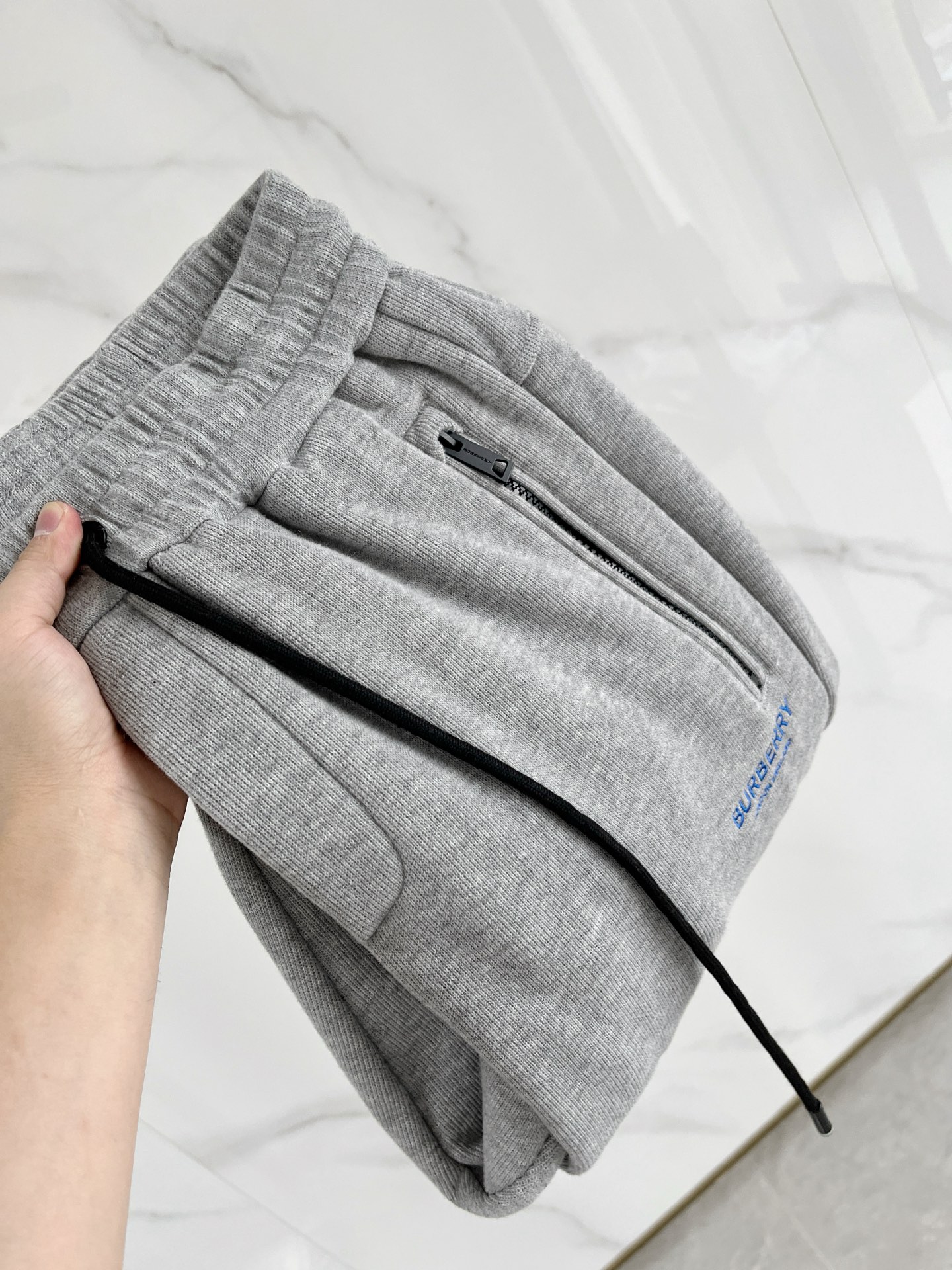 NO:614672,A28-25 Autumn and Winter # Burberry mink velvet all-in-one velvet trousers are the most indispensable velvet products in autumn and winter, especially trousers of this brand, which are really extremely rare. This model is the latest model on the counter this year. The performance and specifications are synchronized online with high-value products, making your matching more outstanding and more diversified.  Created by splicing styles, this is also the latest street style this year. It is not only an exclusive interpretation, but also major brands have launched this style one after another. It has a luxury similar to fiber pants and takes into account the comfort performance of casual pants. It has a functional style effect, showing more class and fashion performance. Secondly, the trousers are embellished with classic brand elements. This element is definitely a classic among classics. It not only adds to the attraction, but also gives people a bright feeling.  Coupled with the slim fit and three-dimensional cutting design, the upper body is very slim and stylish, and the matching performance is super outstanding. It easily depicts the style and gives people a cool and handsome visual effect. Color Black/Gray/White Size M L  XL size waist 82-hips 106-pant length 100-foot opening 26 2XL size waist 86-hips-110-pant length 101-foot opening 27 3XL size waist 90-hips 114-pant length 102-foot opening 28,,burberry,burberry,alexander wang19860909A28-25秋冬# Burberry 巴宝莉 水貂绒一体加绒裤 秋冬最不能缺少的加绒产物,尤其是这种品牌的裤装单品,真的是极其的罕见,此款更是本年度的柜台最新款,性能与规格同步在线的高颜值产物,让你的搭配更加的出彩,更具备多元化 风格拼接打造,这也是今年最新的街头风尚,不仅独家在演绎,各大品牌都是相继推出了这种款式它带着类似于纤维裤的奢华兼顾了休闲裤的舒适性能,带着机能风的效果,更显档次与时尚性能感 其次则是裤身经典的品牌元素点缀,这个元素绝对是经典中的经典,增加看点的同时,更是给人一种眼前一亮的感觉 加上修身有度的版型立体裁剪设计,上身十分的显瘦有型,搭配性能超级的出色出彩,轻松的刻画风格段位,给人一种酷帅十足的视觉效果 颜色黑色/灰色/白色 码数M L XL 2XL 3XL M码腰围74-臀围98-裤长99-脚口24 L码腰围78-臀围102-裤长99-脚口25 XL码腰围82-臀围106-裤长100-脚口26 2XL码腰围86-臀围-110-裤长101-脚口27 3XL码腰围90-臀围114-裤长102-脚口28,,burberry,burberry,alexander wang,Men's clothing