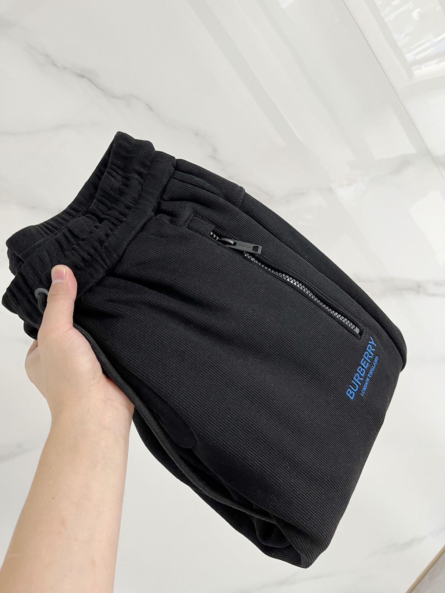 NO:614678,A 28-25 Autumn and Winter # Burberry mink velvet all-in-one velvet trousers are the most indispensable velvet products in autumn and winter, especially trousers of this brand, which are really extremely rare. This model is the latest model on the counter this year. The performance and specifications are synchronized online with high-value products, making your matching more outstanding and diversified.  Created by splicing styles, this is also the latest street style this year. It is not only an exclusive interpretation, but also major brands have launched this style one after another. It has a luxury similar to fiber pants and takes into account the comfort performance of casual pants. It has a functional style effect, showing more class and fashion performance. Secondly, the trousers are embellished with classic brand elements. This element is definitely a classic among classics. It not only adds to the attraction, but also gives people a bright feeling.  Coupled with the slim fit and three-dimensional cutting design, the upper body is very slim and stylish, and the matching performance is super outstanding. It easily depicts the style and gives people a cool and handsome visual effect. Color Black/Gray/White Size M L  XL size waist 82-hips 106-pant length 100-foot opening 26 2XL size waist 86-hips-110-pant length 101-foot opening 27 3XL size waist 90-hips 114-pant length 102-foot opening 28,,burberry,burberry,alexander wang19860909A 28-25秋冬# Burberry 巴宝莉 水貂绒一体加绒裤 秋冬最不能缺少的加绒产物,尤其是这种品牌的裤装单品,真的是极其的罕见,此款更是本年度的柜台最新款,性能与规格同步在线的高颜值产物,让你的搭配更加的出彩,更具备多元化 风格拼接打造,这也是今年最新的街头风尚,不仅独家在演绎,各大品牌都是相继推出了这种款式它带着类似于纤维裤的奢华兼顾了休闲裤的舒适性能,带着机能风的效果,更显档次与时尚性能感 其次则是裤身经典的品牌元素点缀,这个元素绝对是经典中的经典,增加看点的同时,更是给人一种眼前一亮的感觉 加上修身有度的版型立体裁剪设计,上身十分的显瘦有型,搭配性能超级的出色出彩,轻松的刻画风格段位,给人一种酷帅十足的视觉效果 颜色黑色/灰色/白色 码数M L XL 2XL 3XL M码腰围74-臀围98-裤长99-脚口24 L码腰围78-臀围102-裤长99-脚口25 XL码腰围82-臀围106-裤长100-脚口26 2XL码腰围86-臀围-110-裤长101-脚口27 3XL码腰围90-臀围114-裤长102-脚口28,,burberry,burberry,alexander wang,Men's clothing