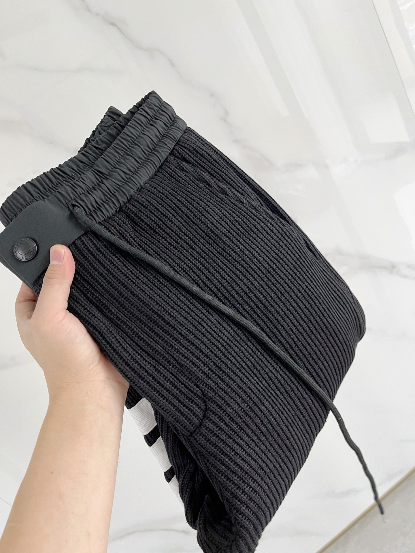 NO:614689,A 28-25 Autumn and Winter # TB mink velvet all-in-one velvet trousers are the most indispensable velvet products in autumn and winter, especially trousers of this brand, which are really extremely rare. This model is the latest model on the counter this year. The performance and specifications are online at the same time, making your matching more outstanding and diversified.  Created by splicing styles, this is also the latest street style this year. It is not only an exclusive interpretation, but also major brands have launched this style one after another. It has a luxury similar to fiber pants and takes into account the comfort performance of casual pants. It has a functional style effect, showing more class and fashion performance. Secondly, the trousers are embellished with classic brand elements. This element is definitely a classic among classics. It not only adds to the attraction, but also gives people a bright feeling.  Coupled with the slim fit and three-dimensional cutting design, the upper body is very slim and stylish, and the matching performance is super outstanding. It easily depicts the style and gives people a cool and handsome visual effect. Color Black/Gray Size M L  XL size waist 82-hips 106-pant length 100-foot opening 26 2XL size waist 86-hips-110-pant length 101-foot opening 27 3XL size waist 90-hips 114-pant length 102-foot opening 28,,alexander wang19860909A 28-25秋冬# TB 水貂绒一体加绒裤 秋冬最不能缺少的加绒产物,尤其是这种品牌的裤装单品,真的是极其的罕见,此款更是本年度的柜台最新款,性能与规格同步在线的高颜值产物,让你的搭配更加的出彩,更具备多元化 风格拼接打造,这也是今年最新的街头风尚,不仅独家在演绎,各大品牌都是相继推出了这种款式它带着类似于纤维裤的奢华兼顾了休闲裤的舒适性能,带着机能风的效果,更显档次与时尚性能感 其次则是裤身经典的品牌元素点缀,这个元素绝对是经典中的经典,增加看点的同时,更是给人一种眼前一亮的感觉 加上修身有度的版型立体裁剪设计,上身十分的显瘦有型,搭配性能超级的出色出彩,轻松的刻画风格段位,给人一种酷帅十足的视觉效果 颜色黑色/灰色 码数M L XL 2XL 3XL M码腰围74-臀围98-裤长99-脚口24 L码腰围78-臀围102-裤长99-脚口25 XL码腰围82-臀围106-裤长100-脚口26 2XL码腰围86-臀围-110-裤长101-脚口27 3XL码腰围90-臀围114-裤长102-脚口28,,alexander wang,Men's clothing