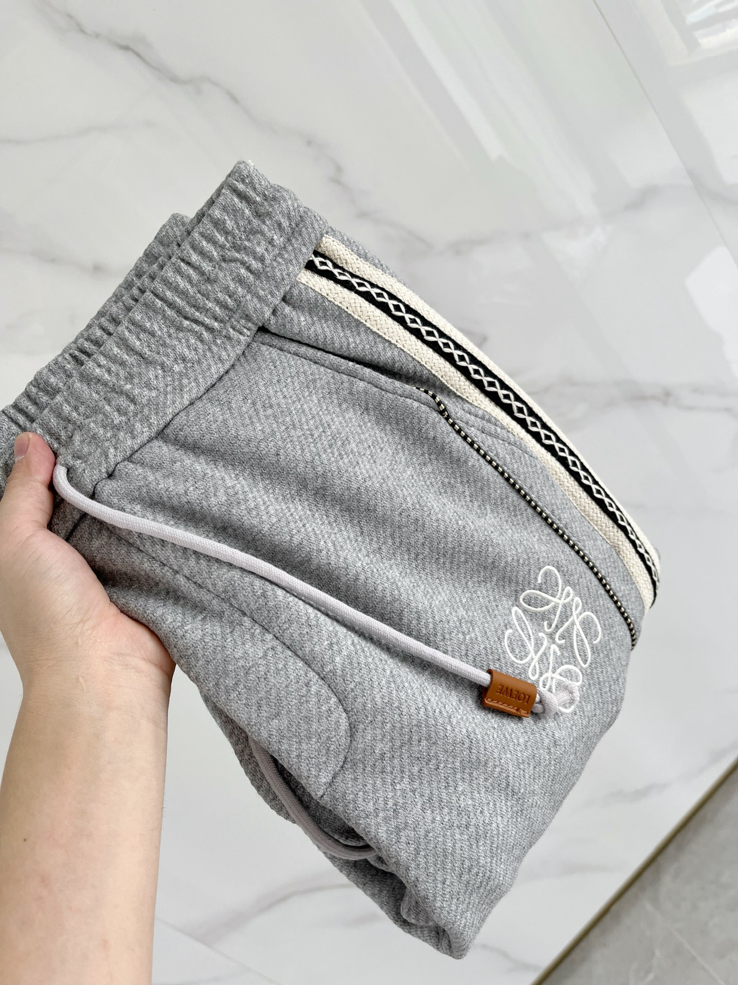 NO:614694,A28-25 Autumn and Winter # Loewe mink velvet all-in-one velvet trousers are the most indispensable velvet products in autumn and winter, especially trousers of this brand, which are really extremely rare. This model is the latest model on the counter this year. The performance and specifications are synchronized online with high-value products, making your matching more outstanding and diversified.  Created by splicing styles, this is also the latest street style this year. It is not only an exclusive interpretation, but also major brands have launched this style one after another. It has a luxury similar to fiber pants and takes into account the comfort performance of casual pants. It has a functional style effect, showing more class and fashion performance. Secondly, the trousers are embellished with classic brand elements. This element is definitely a classic among classics. It not only adds to the attraction, but also gives people a bright feeling.  Coupled with the slim fit and three-dimensional cutting design, the upper body is very slim and stylish, and the matching performance is super outstanding. It easily depicts the style and gives people a cool and handsome visual effect. Color black/grey/apricot Size M L  XL size waist 82-hip 106-pant length 100-foot opening 26 2XL size waist 86-hip circumference-110-pant length 101-foot opening 27 3XL size waist 90-hip 114-pant length 102-foot opening 28,,loewe,loewe,alexander wang19860909A28-25秋冬# Loewe 罗意威 水貂绒一体加绒裤 秋冬最不能缺少的加绒产物,尤其是这种品牌的裤装单品,真的是极其的罕见,此款更是本年度的柜台最新款,性能与规格同步在线的高颜值产物,让你的搭配更加的出彩,更具备多元化 风格拼接打造,这也是今年最新的街头风尚,不仅独家在演绎,各大品牌都是相继推出了这种款式它带着类似于纤维裤的奢华兼顾了休闲裤的舒适性能,带着机能风的效果,更显档次与时尚性能感 其次则是裤身经典的品牌元素点缀,这个元素绝对是经典中的经典,增加看点的同时,更是给人一种眼前一亮的感觉 加上修身有度的版型立体裁剪设计,上身十分的显瘦有型,搭配性能超级的出色出彩,轻松的刻画风格段位,给人一种酷帅十足的视觉效果 颜色黑色/灰色/杏色 码数M L XL 2XL 3XL M码腰围74-臀围98-裤长99-脚口24 L码腰围78-臀围102-裤长99-脚口25 XL码腰围82-臀围106-裤长100-脚口26 2XL码腰围86-臀围-110-裤长101-脚口27 3XL码腰围90-臀围114-裤长102-脚口28,,loewe,loewe,alexander wang,Men's clothing